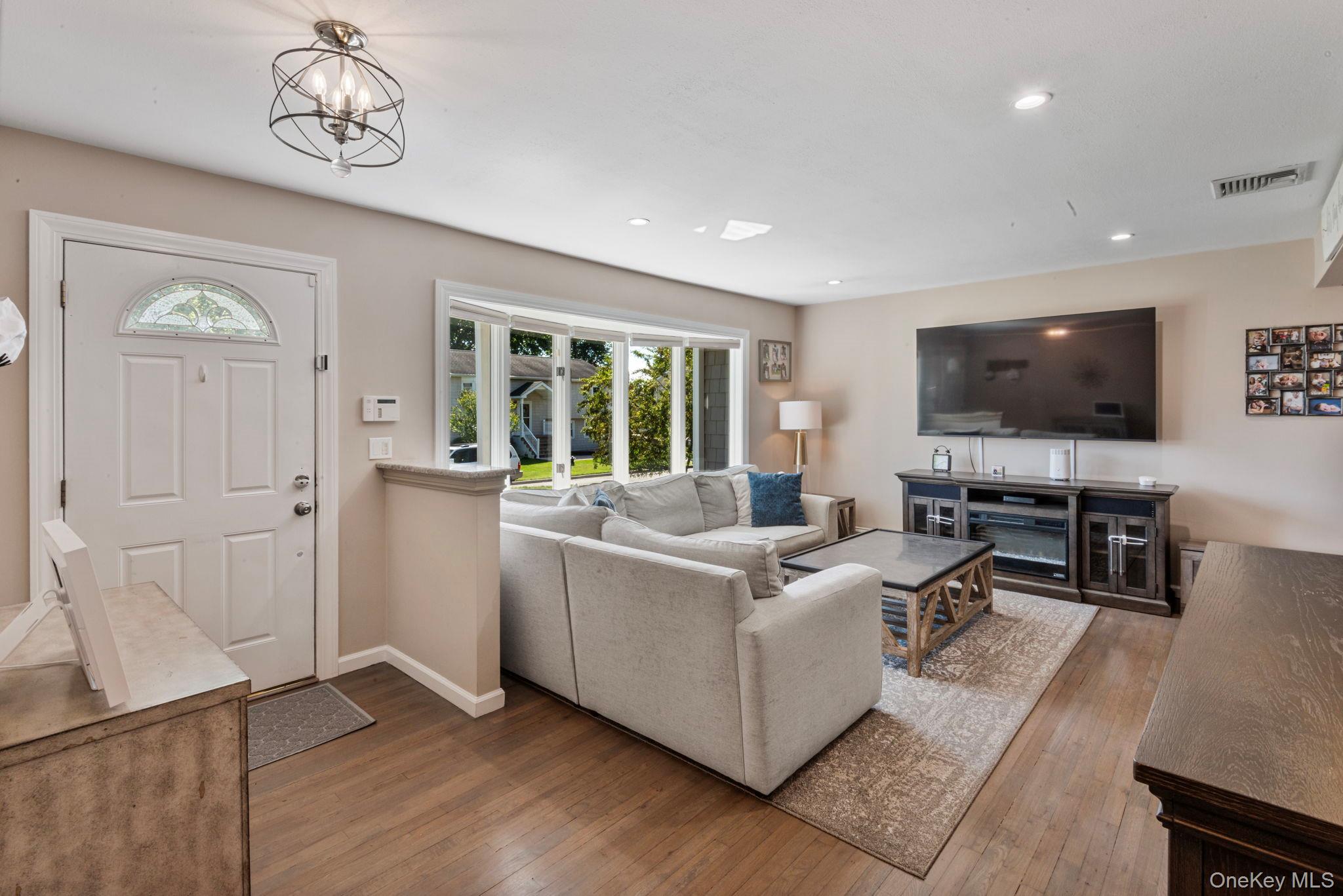 21 Dehan Street, Smithtown, NY 11787