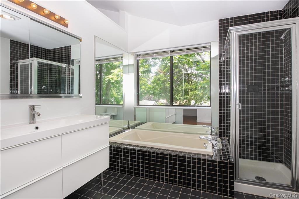 2 Top Of The Ridge # E2, Mamaroneck, NY 10543