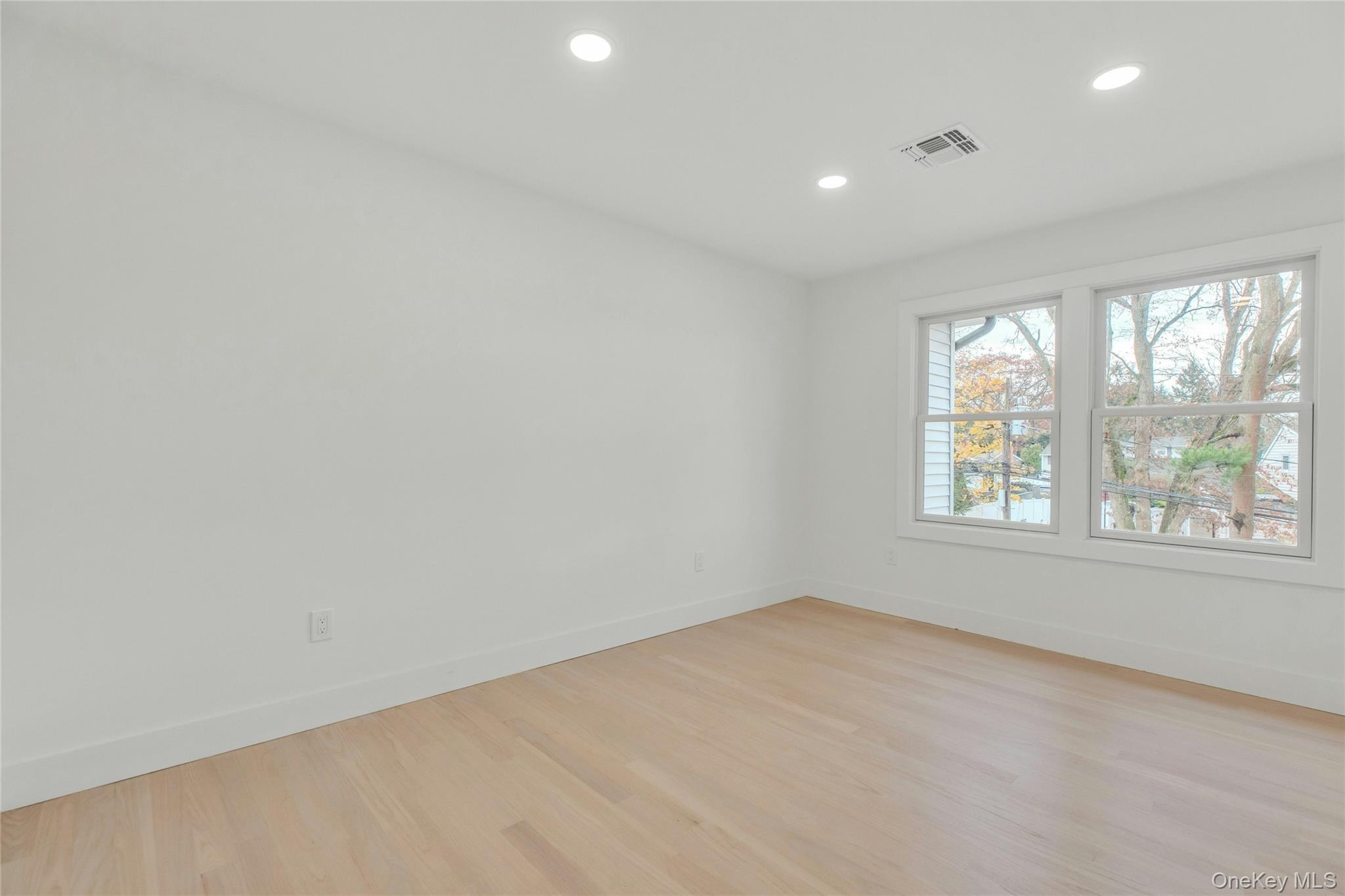 10 Beth Lane, Plainview, NY 11803