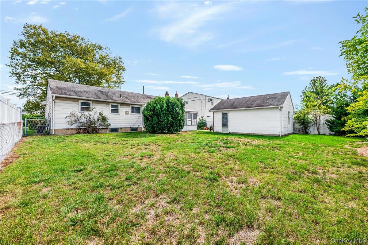 15 Hewmann Place, Bethpage, NY 11714