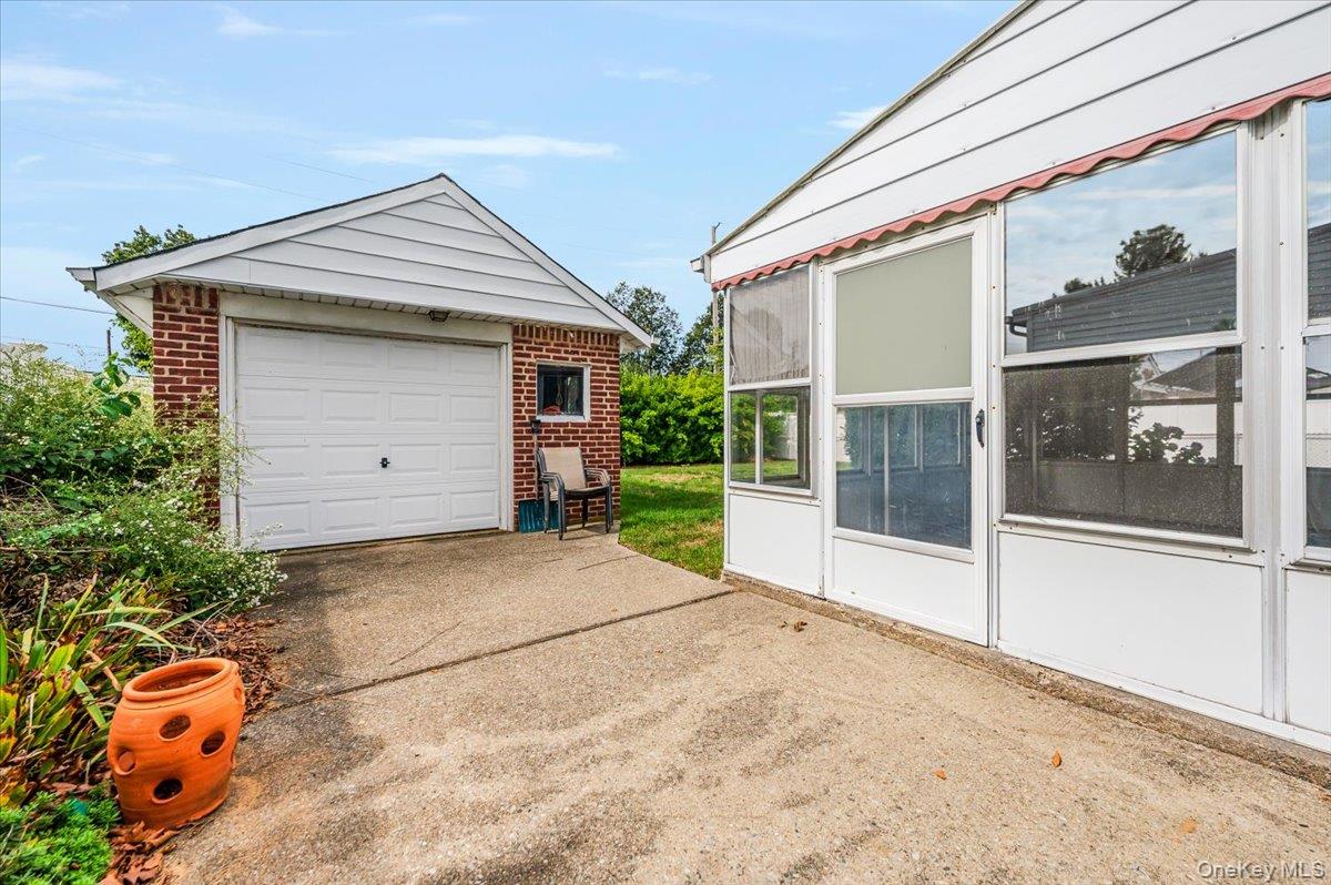 15 Hewmann Place, Bethpage, NY 11714