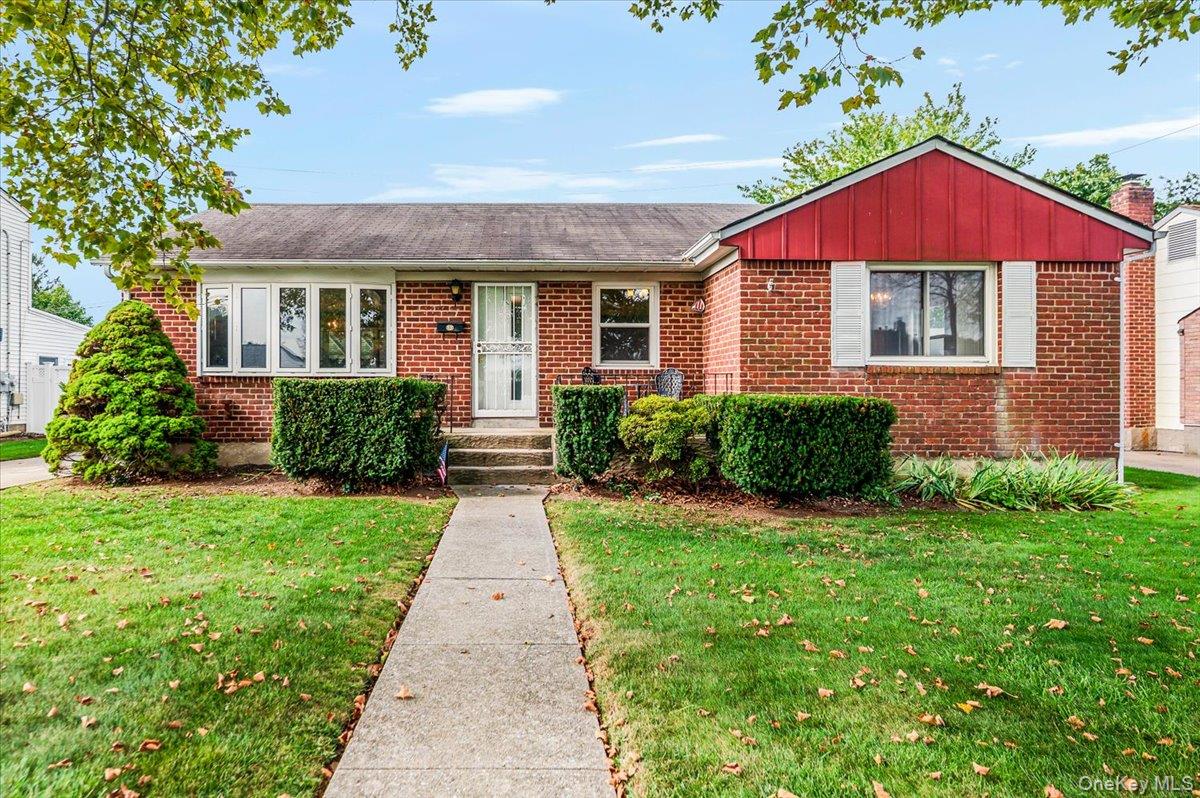 15 Hewmann Place, Bethpage, NY 11714