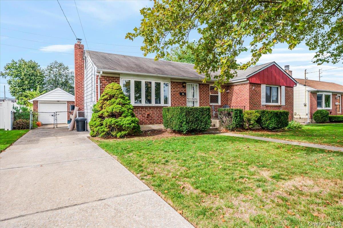 15 Hewmann Place, Bethpage, NY 11714