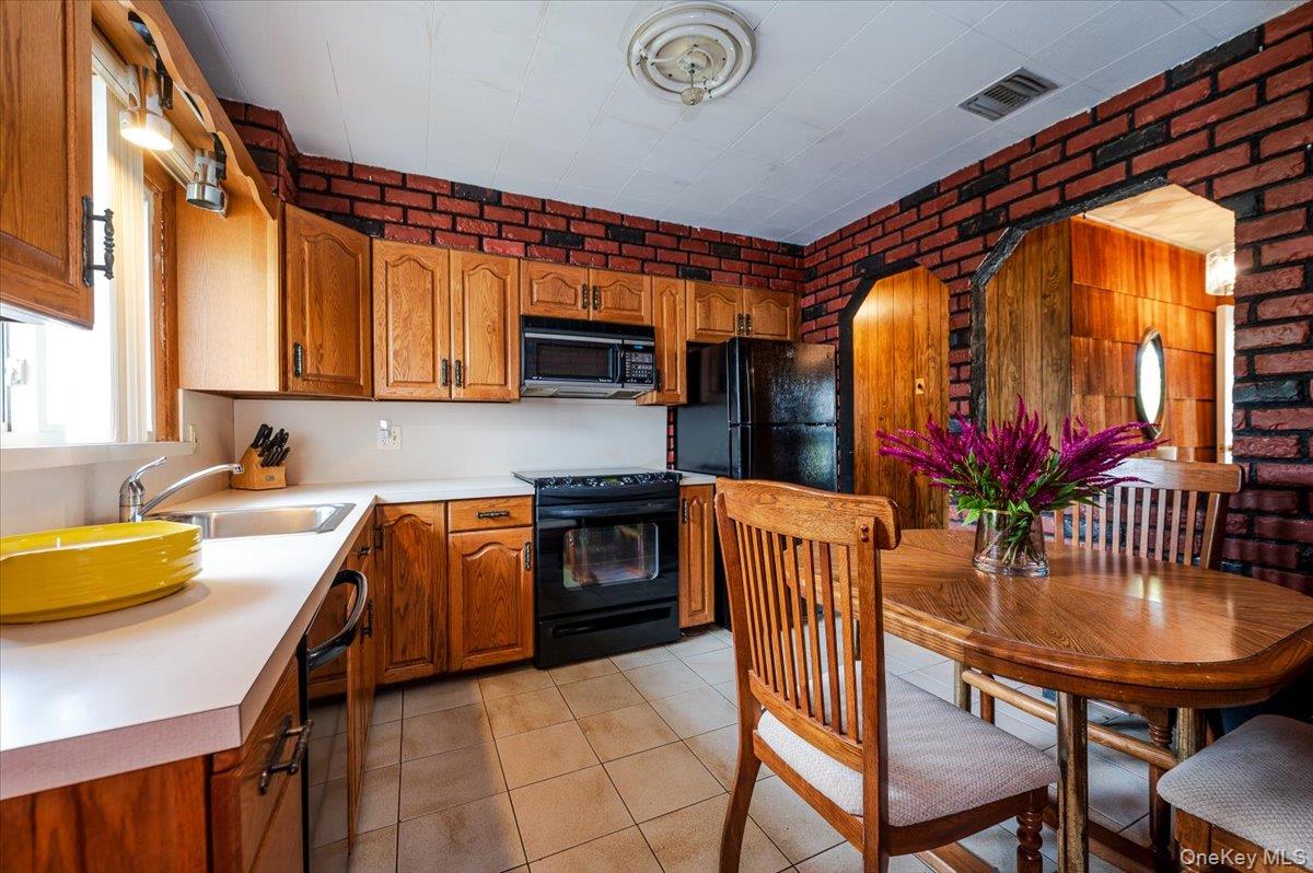 15 Hewmann Place, Bethpage, NY 11714