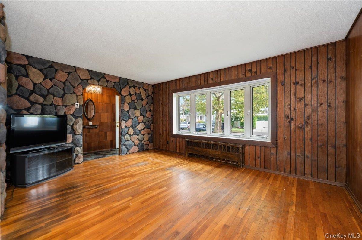 15 Hewmann Place, Bethpage, NY 11714