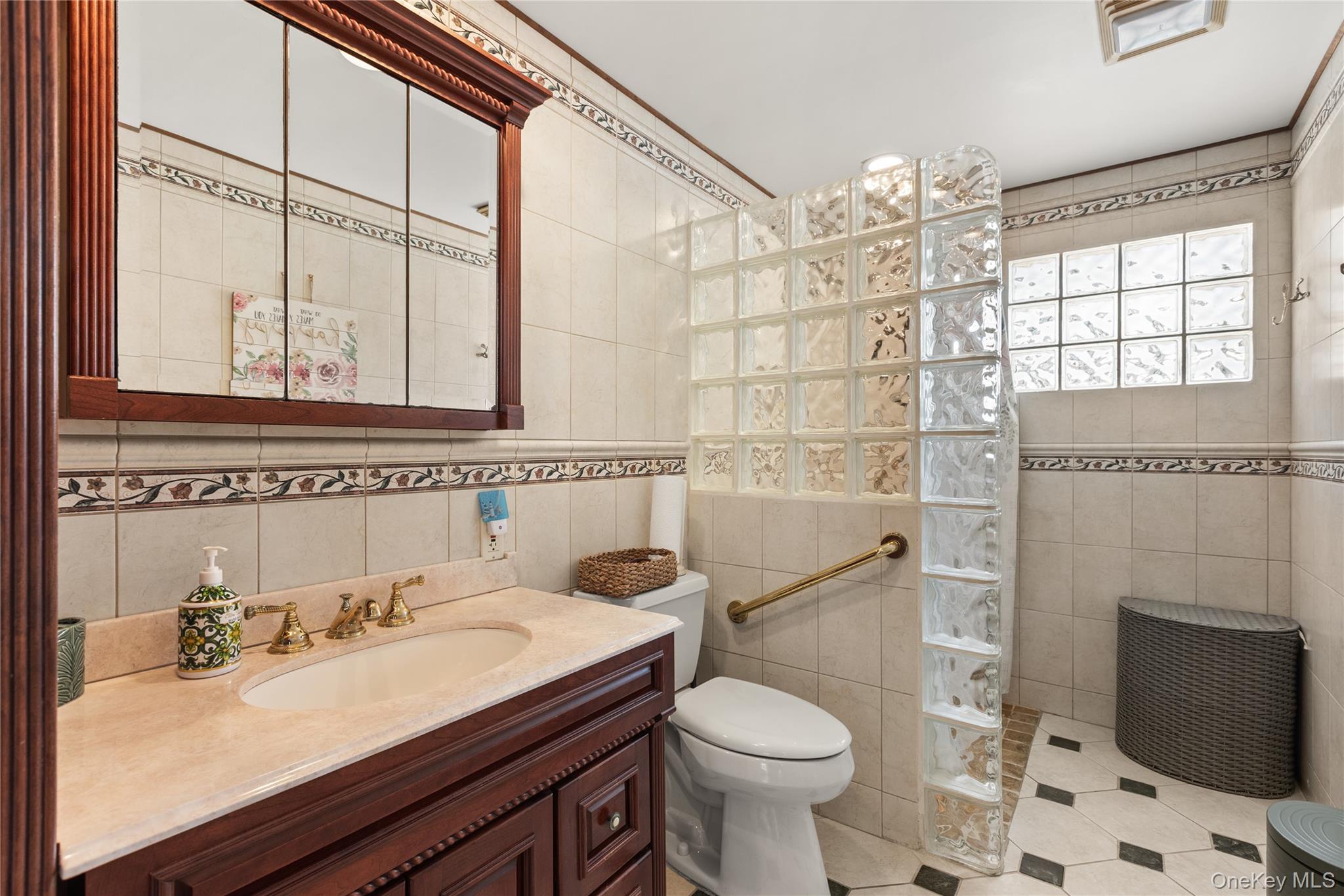 38 Palm, Lindenhurst, NY 11757