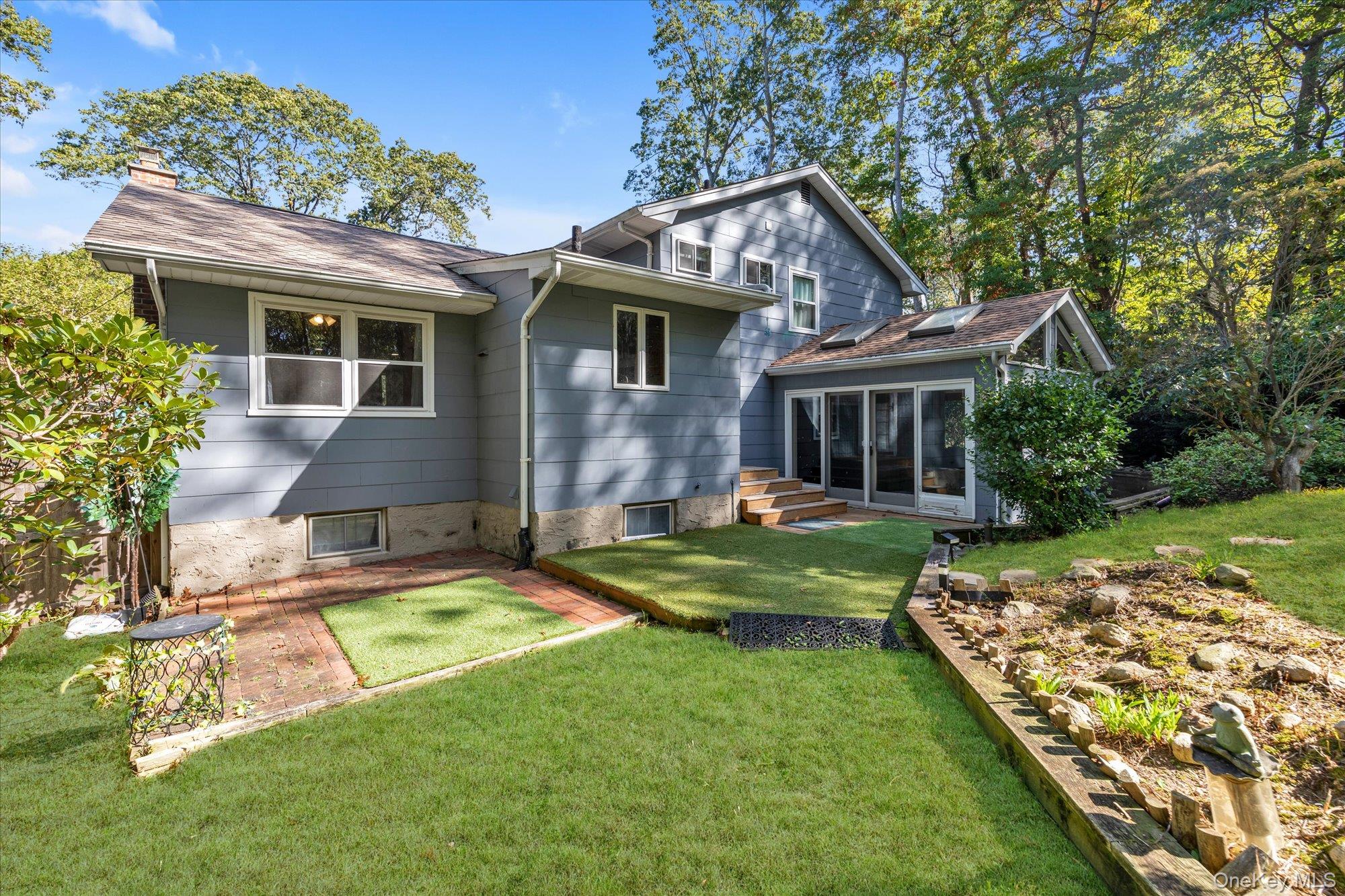 8 Monett Place, Greenlawn, NY 11740