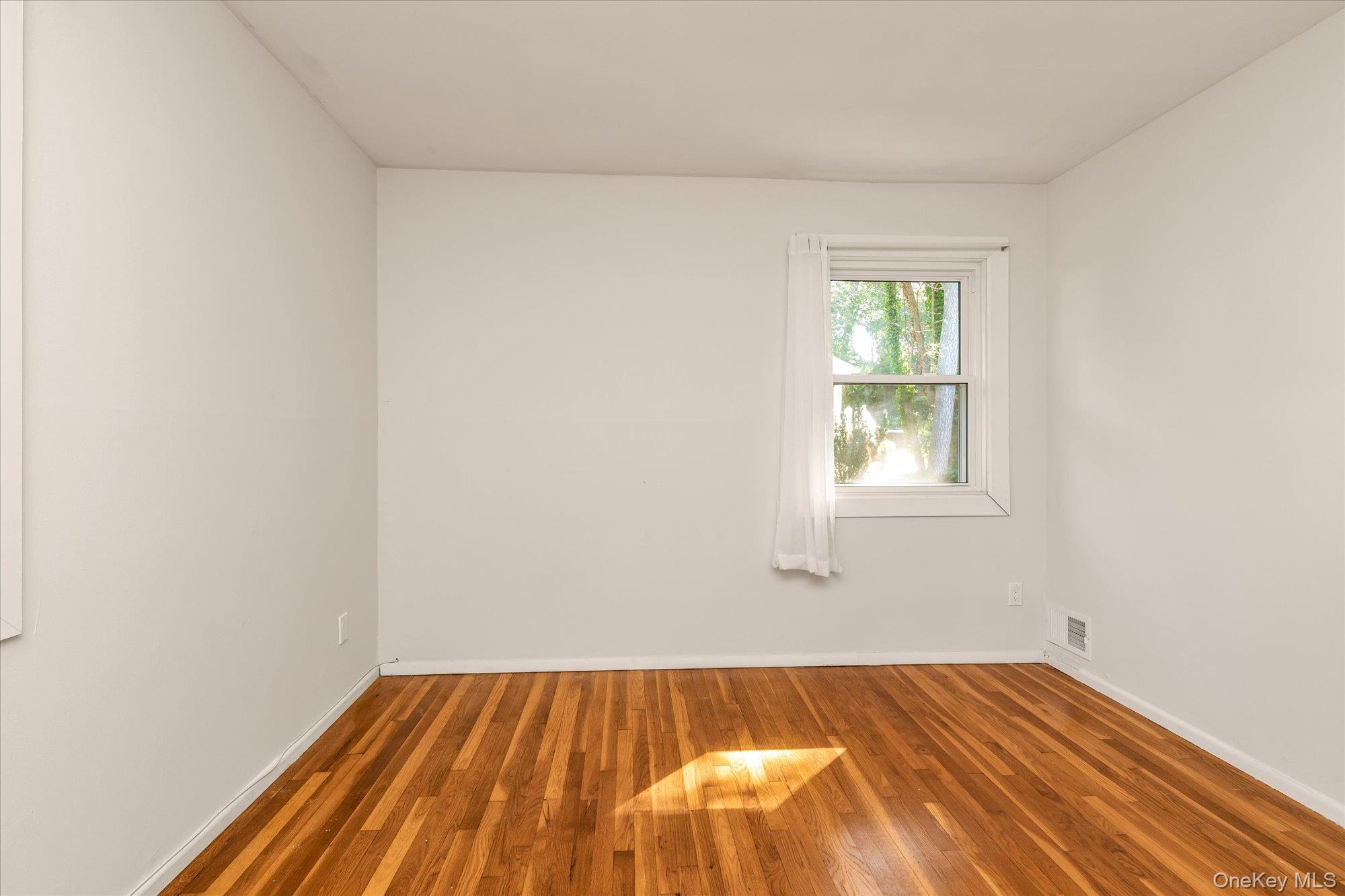 8 Monett Place, Greenlawn, NY 11740