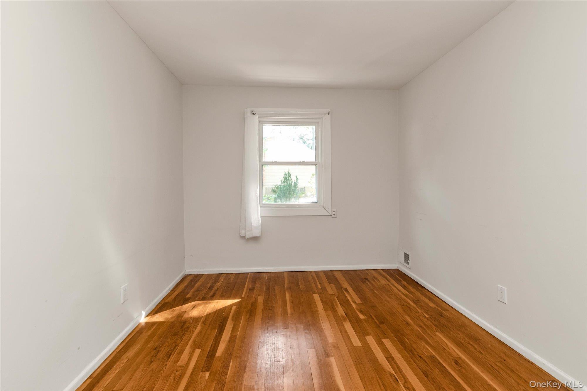 8 Monett Place, Greenlawn, NY 11740