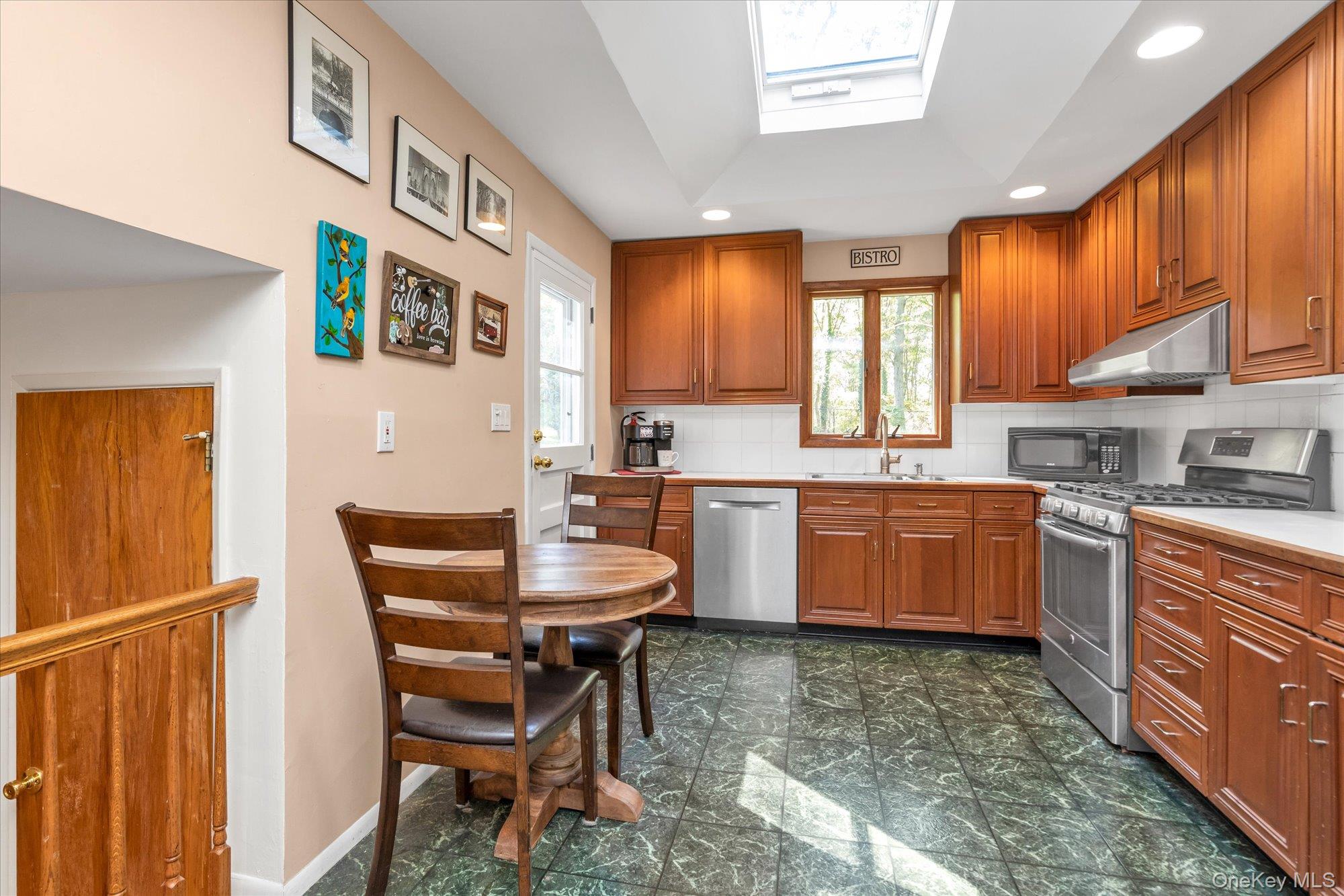 8 Monett Place, Greenlawn, NY 11740