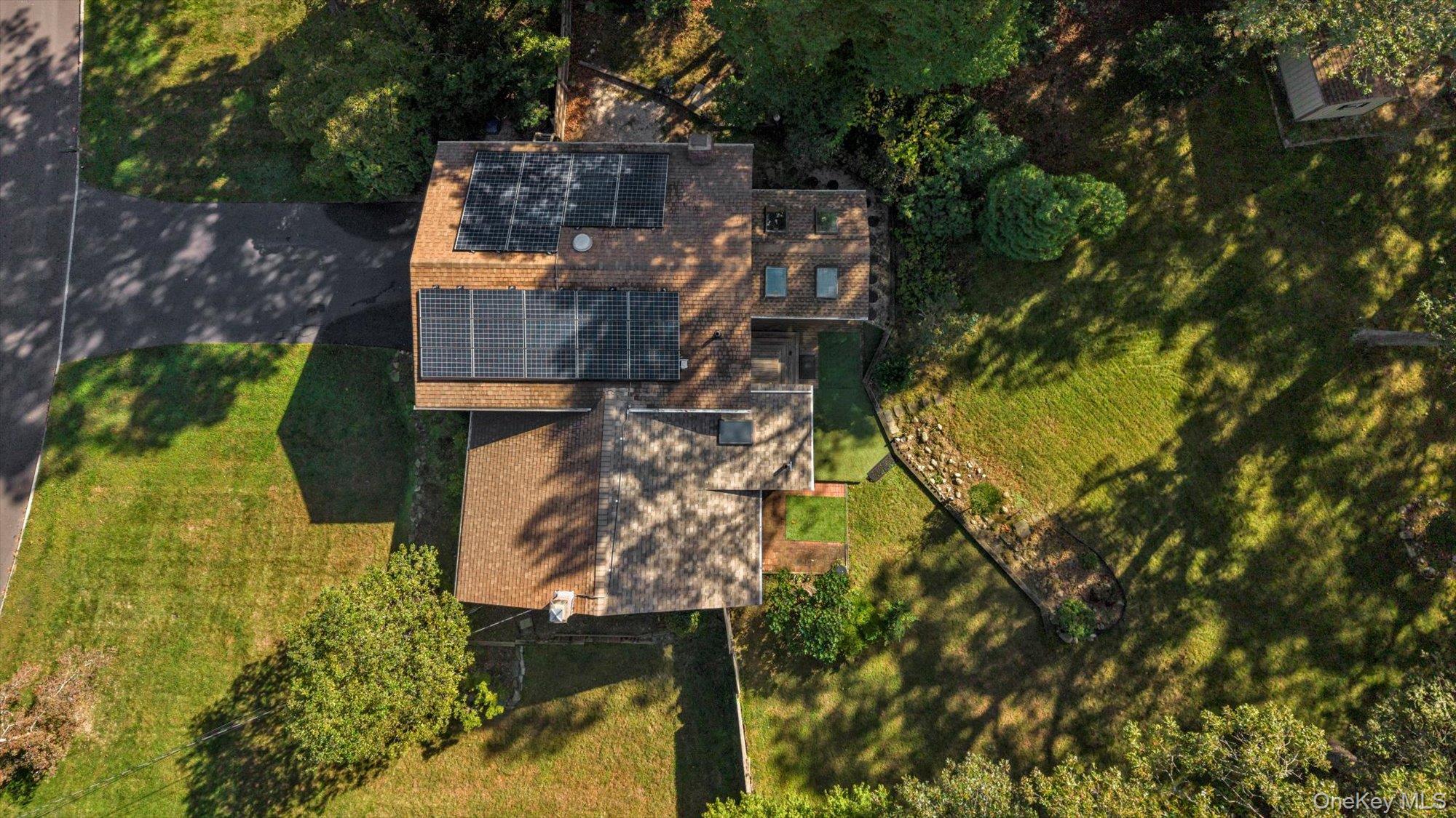 8 Monett Place, Greenlawn, NY 11740