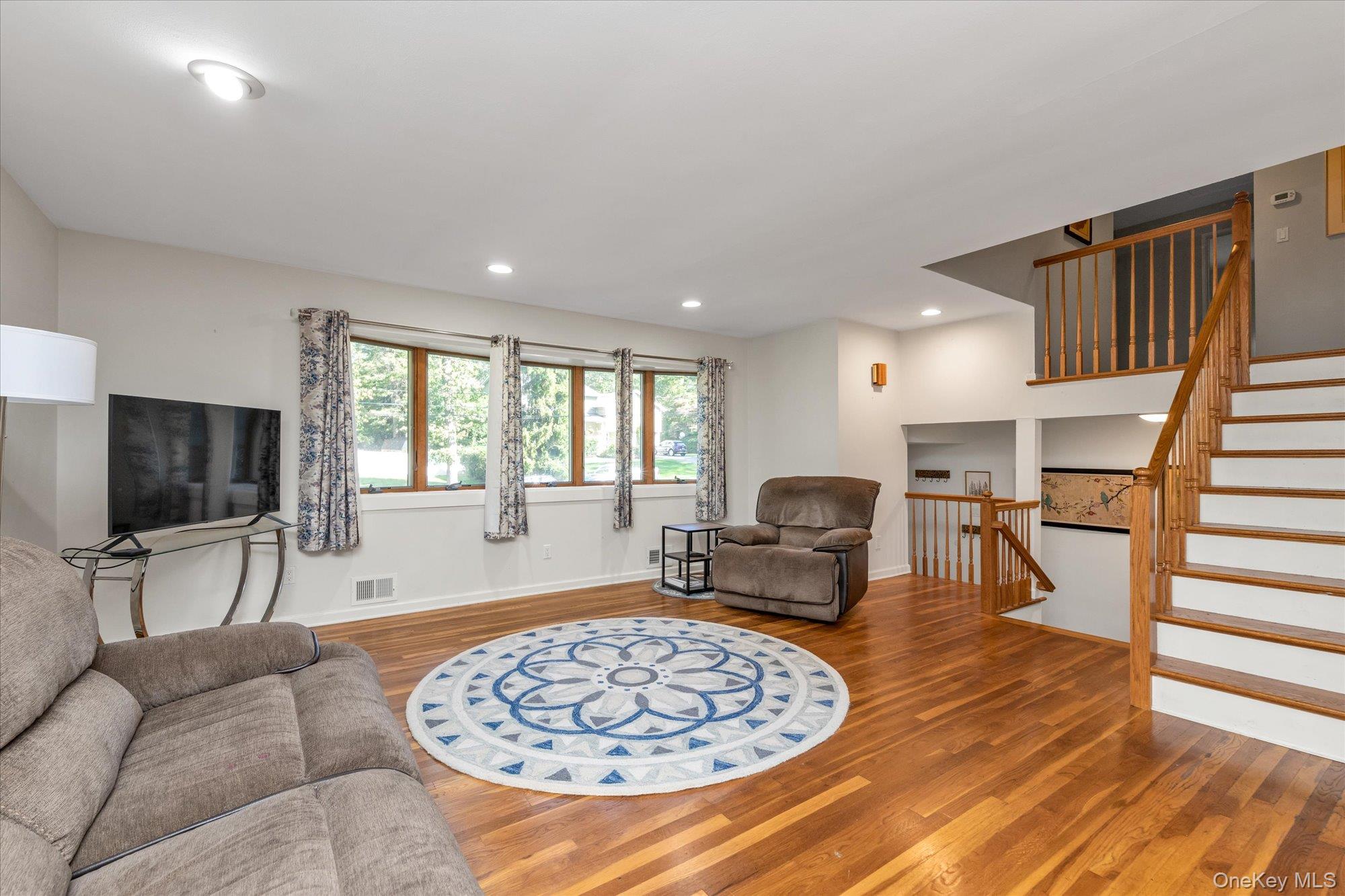 8 Monett Place, Greenlawn, NY 11740