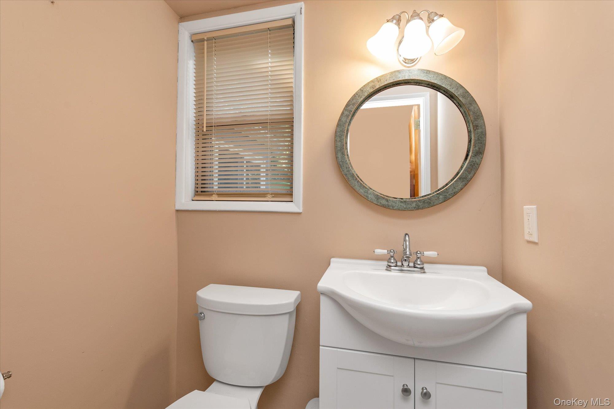 8 Monett Place, Greenlawn, NY 11740