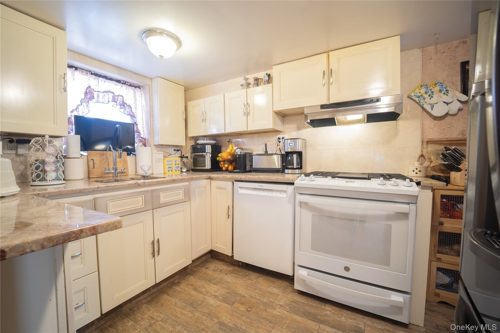 3252 Waterbury Avenue, Bronx, NY 10465