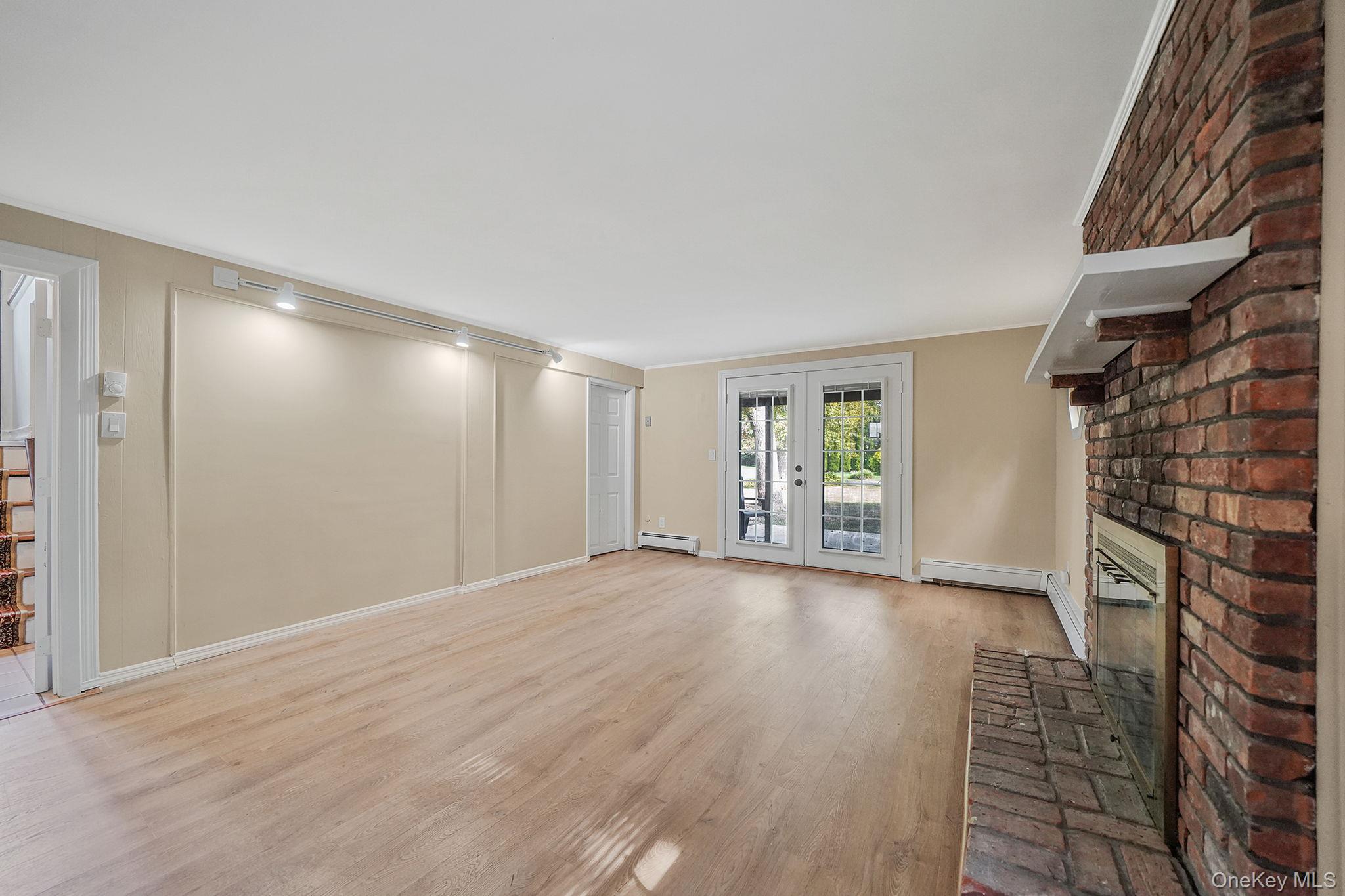 6 Stuyvesant Road, Oakdale, NY 11769