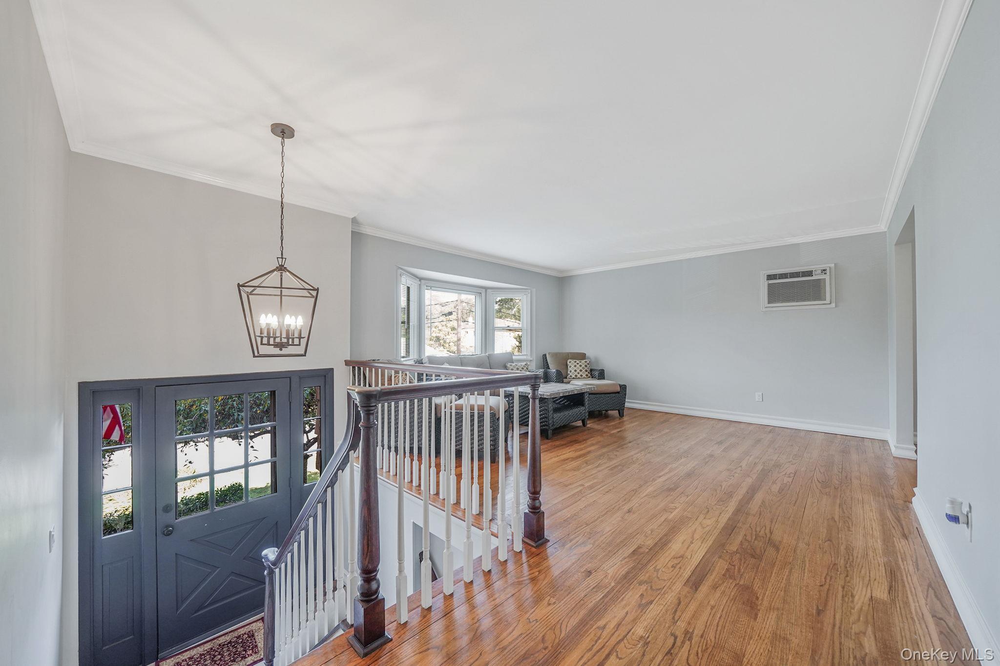 6 Stuyvesant Road, Oakdale, NY 11769