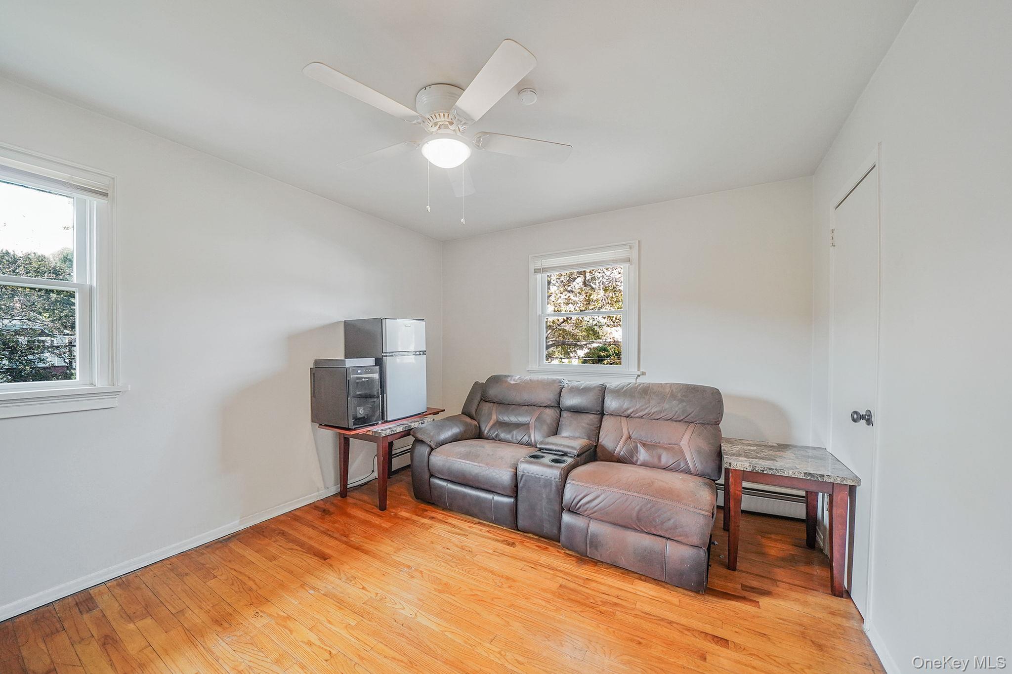 6 Stuyvesant Road, Oakdale, NY 11769