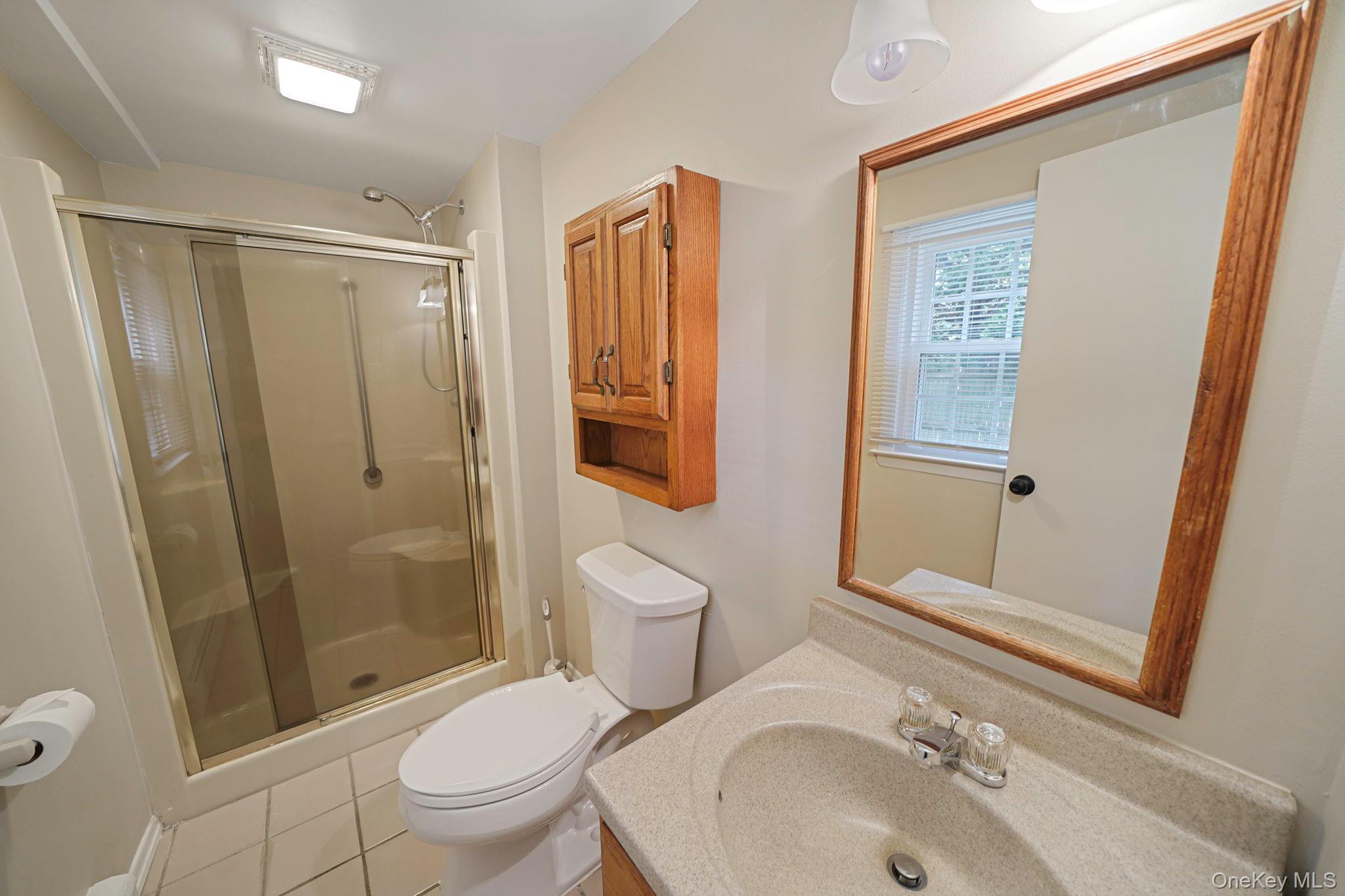 6 Stuyvesant Road, Oakdale, NY 11769