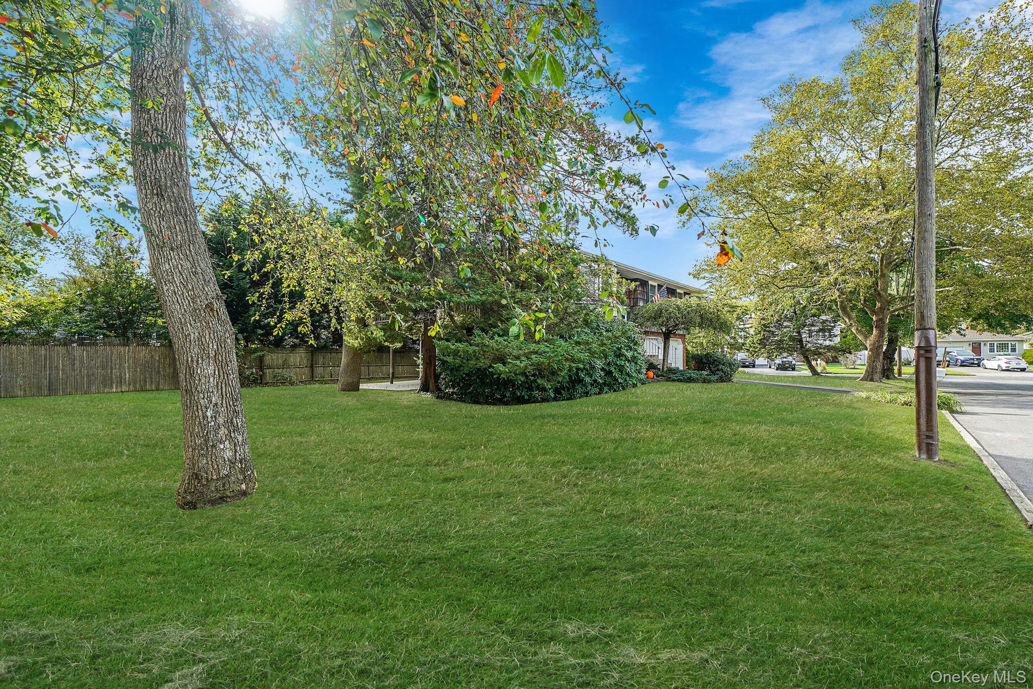 6 Stuyvesant Road, Oakdale, NY 11769