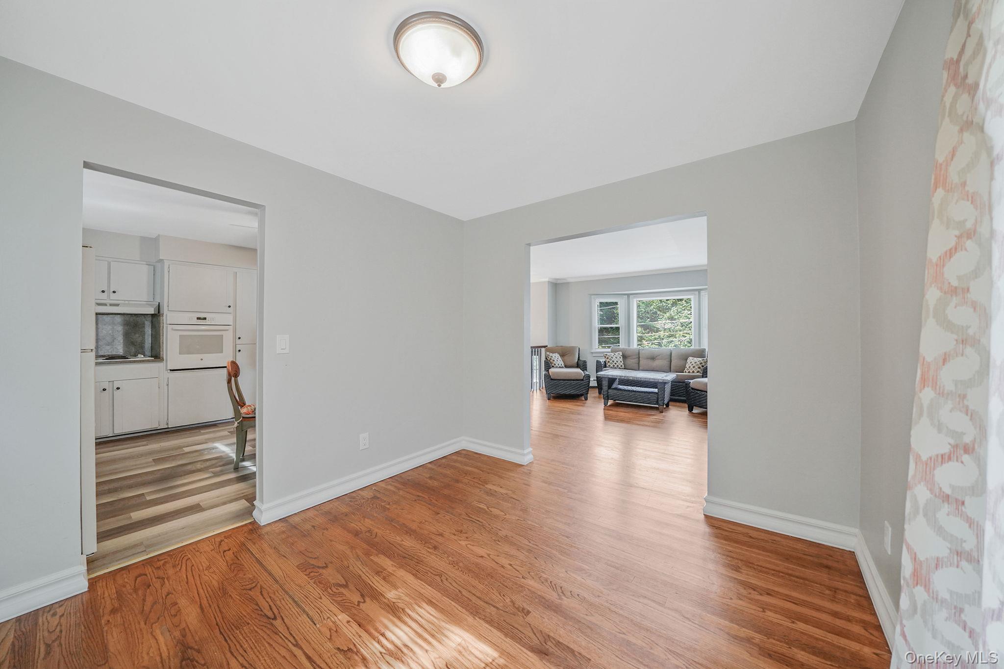 6 Stuyvesant Road, Oakdale, NY 11769