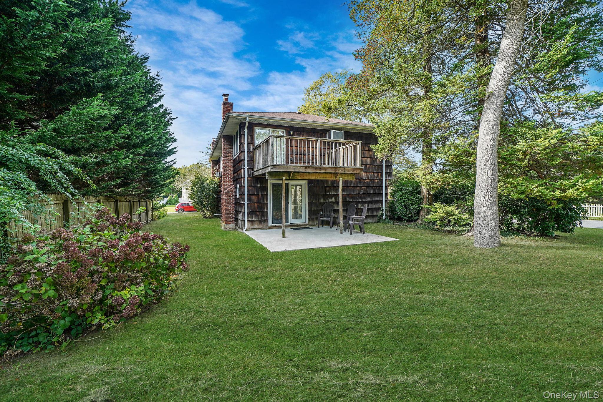 6 Stuyvesant Road, Oakdale, NY 11769