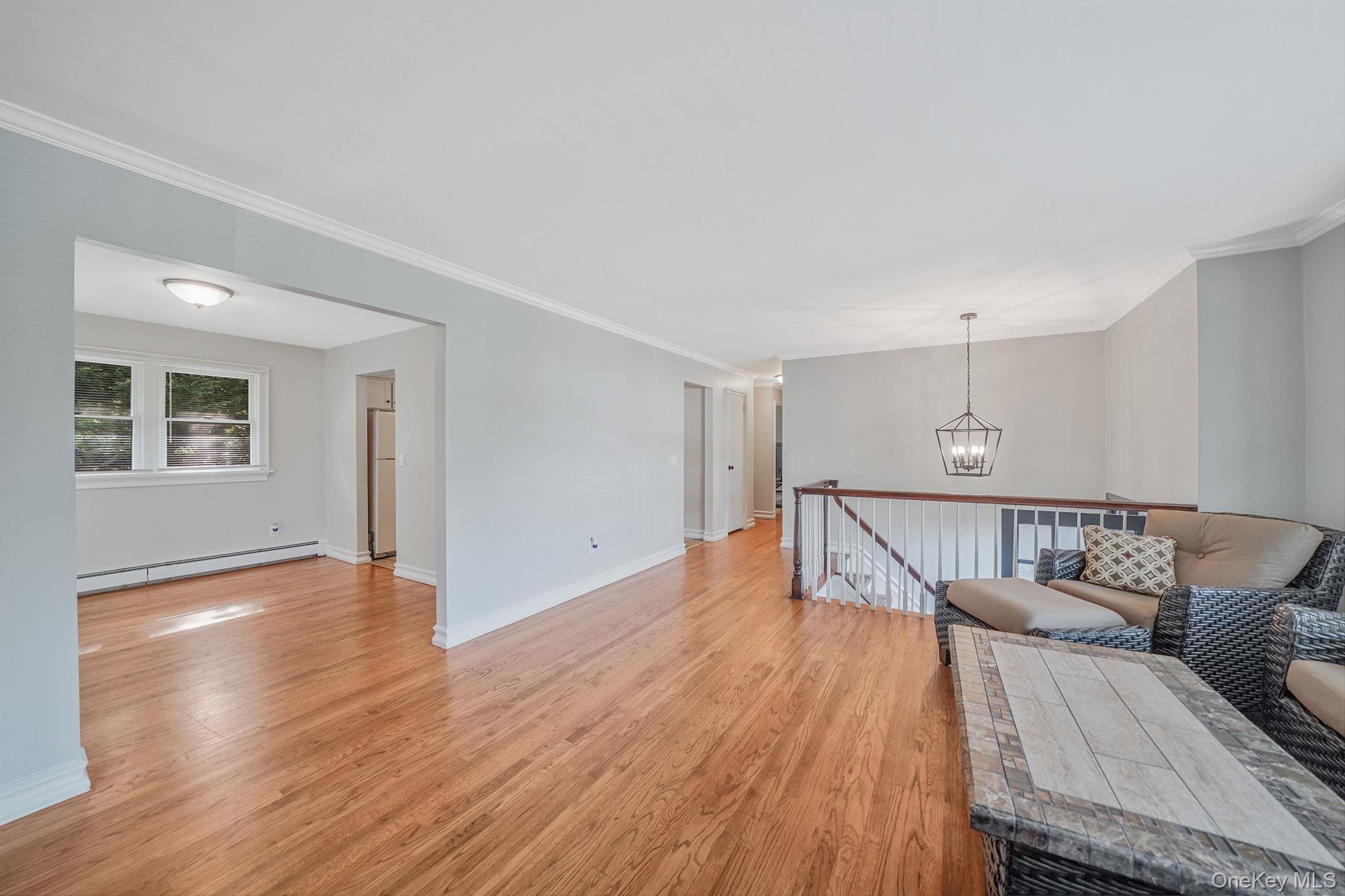 6 Stuyvesant Road, Oakdale, NY 11769