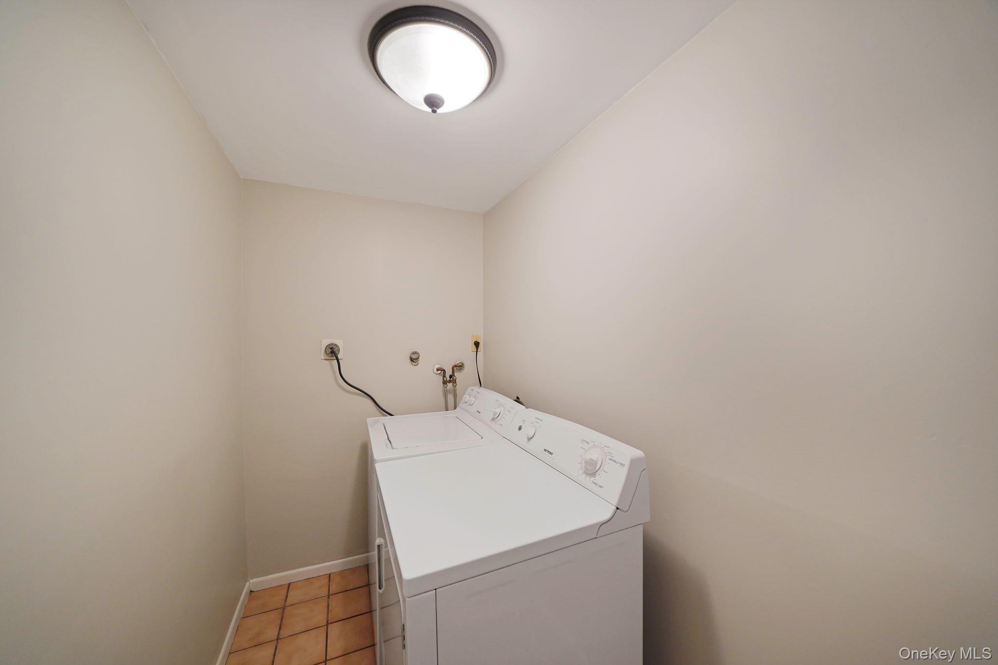 6 Stuyvesant Road, Oakdale, NY 11769