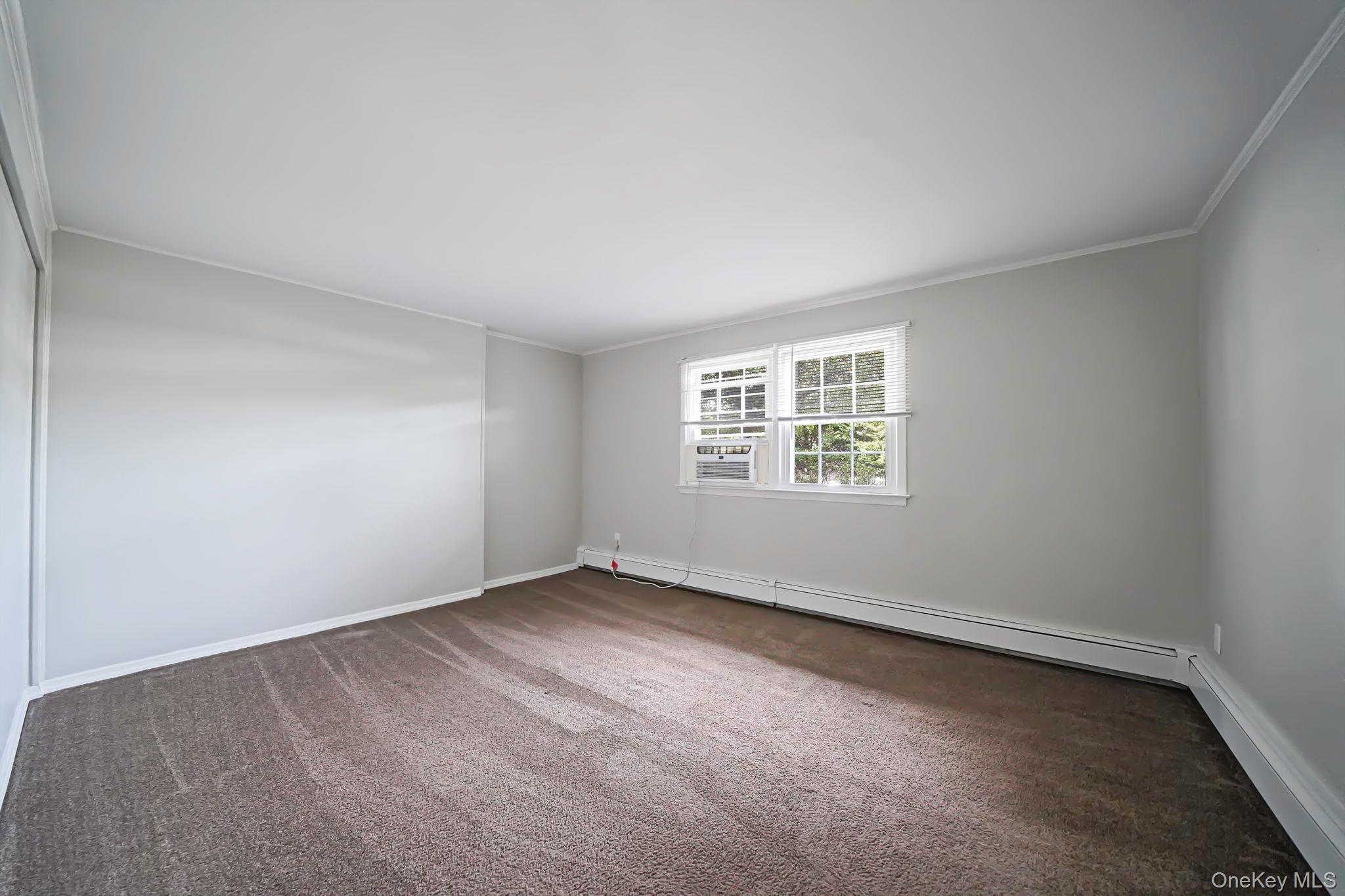 6 Stuyvesant Road, Oakdale, NY 11769