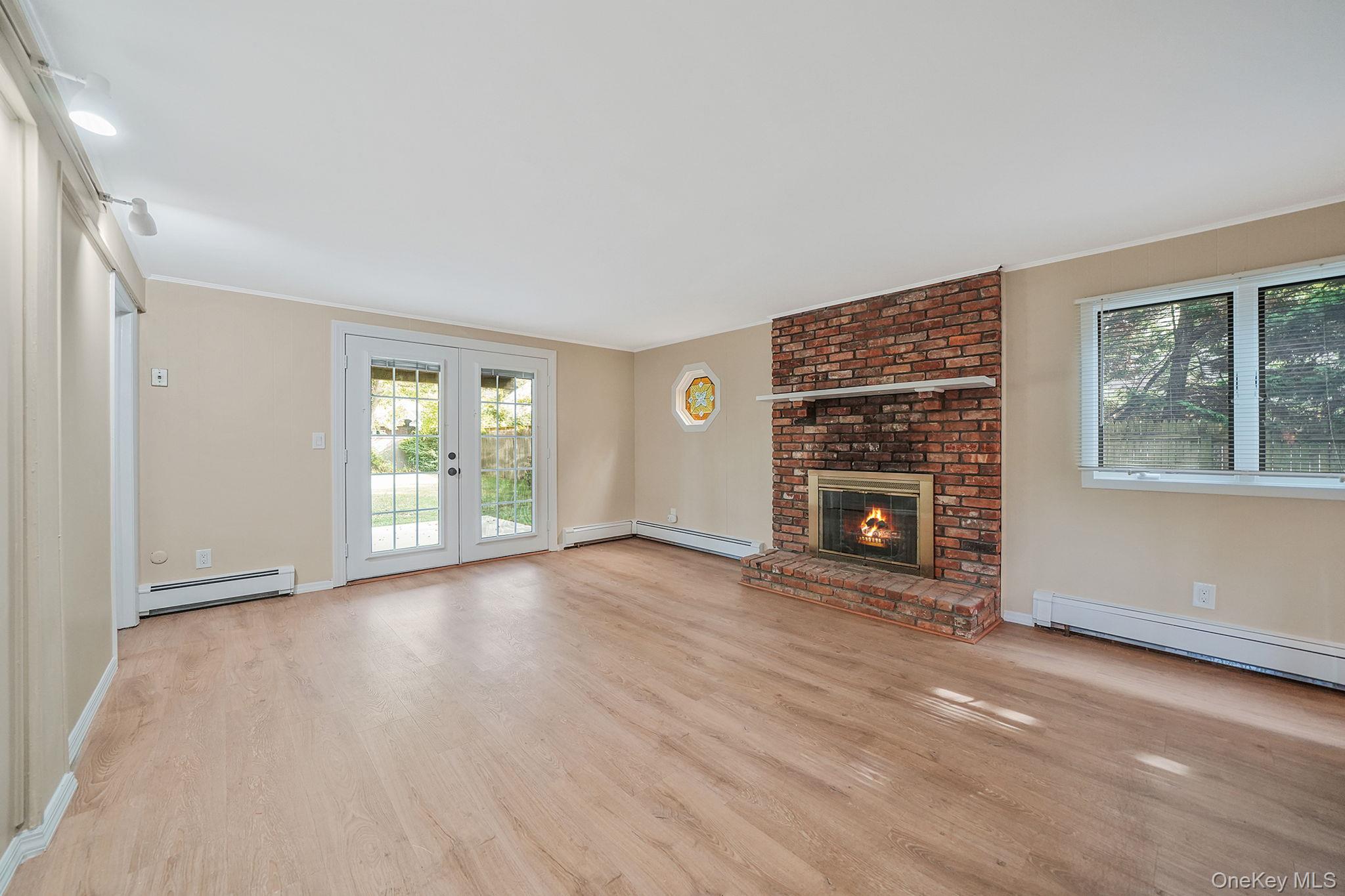 6 Stuyvesant Road, Oakdale, NY 11769