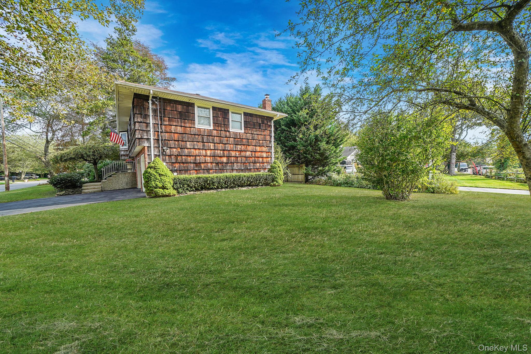 6 Stuyvesant Road, Oakdale, NY 11769