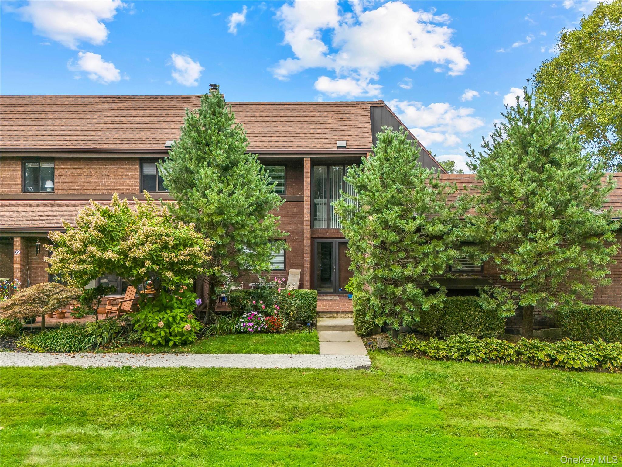 41 Fox Ridge, Roslyn, NY 11576