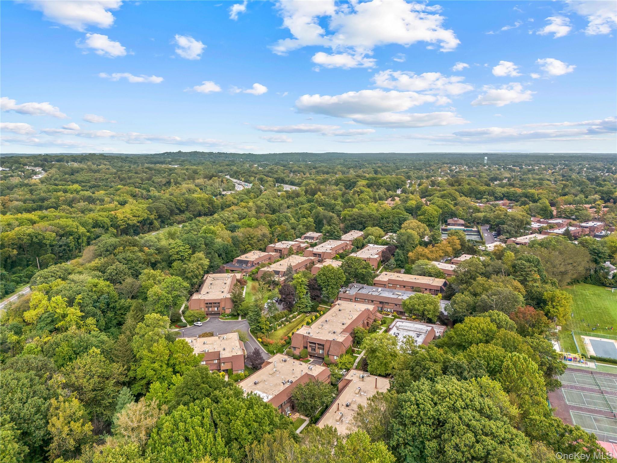 41 Fox Ridge, Roslyn, NY 11576