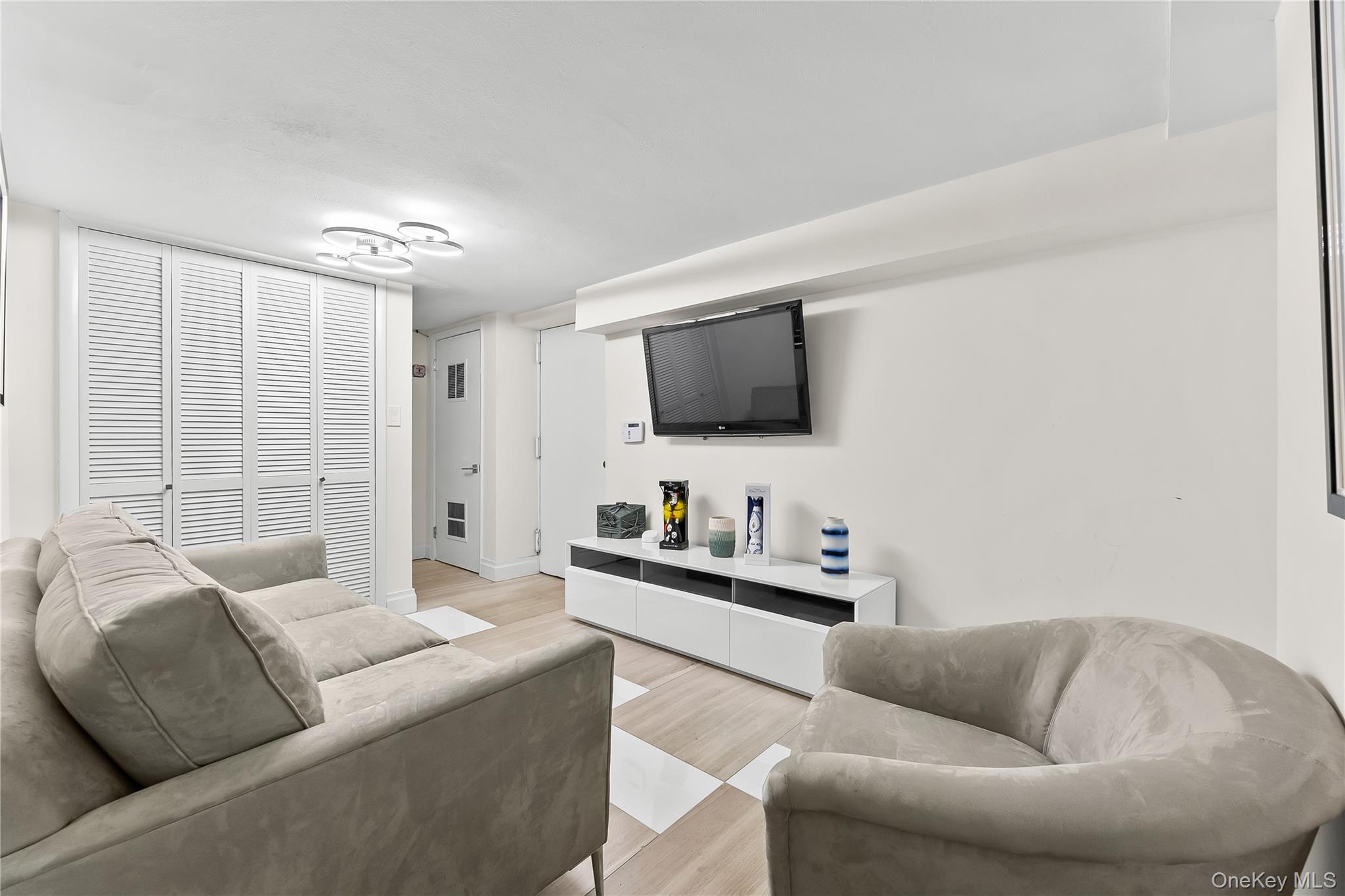 41 Fox Ridge, Roslyn, NY 11576