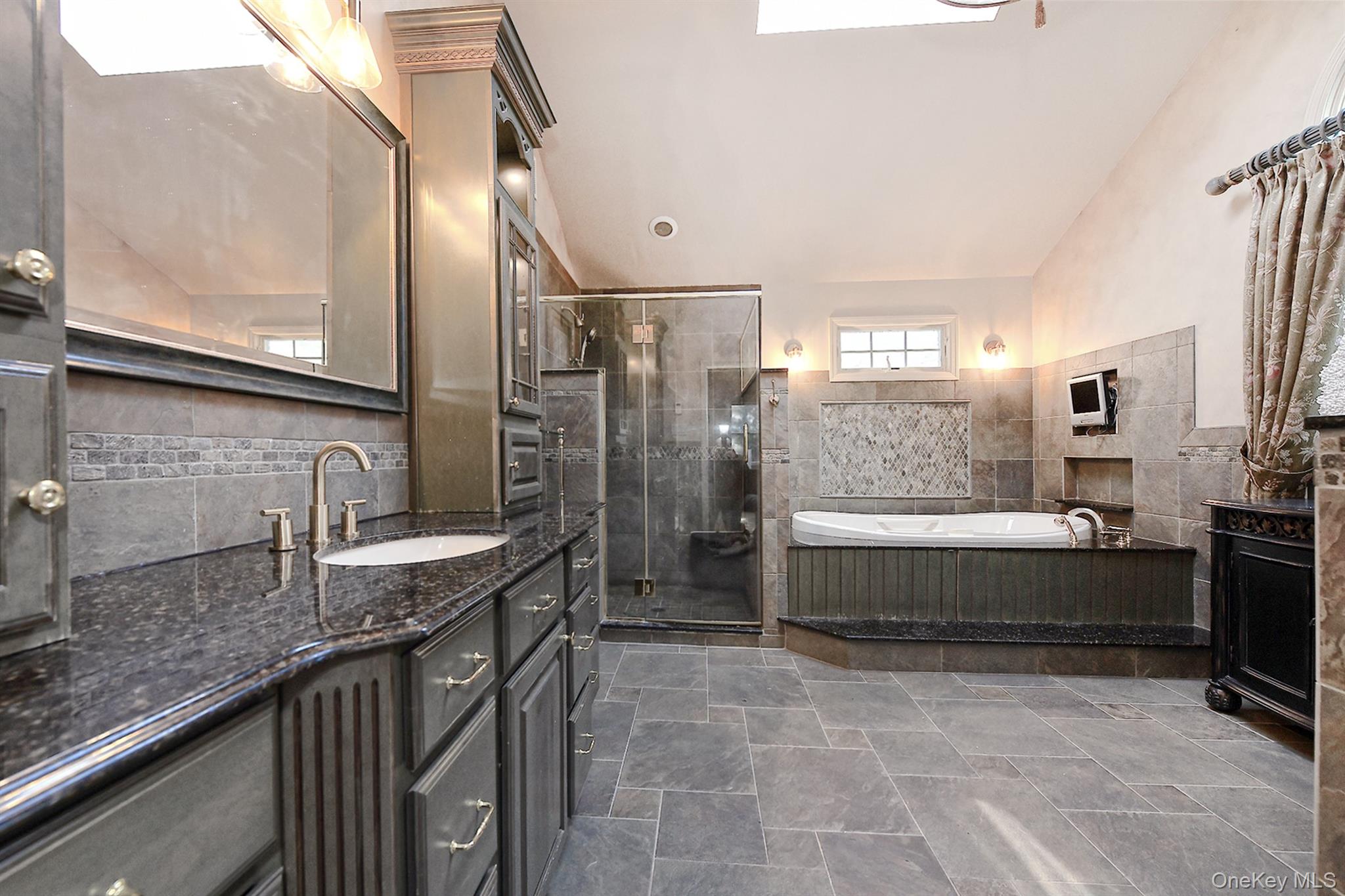 22 West Drive, Manhasset, NY 11030