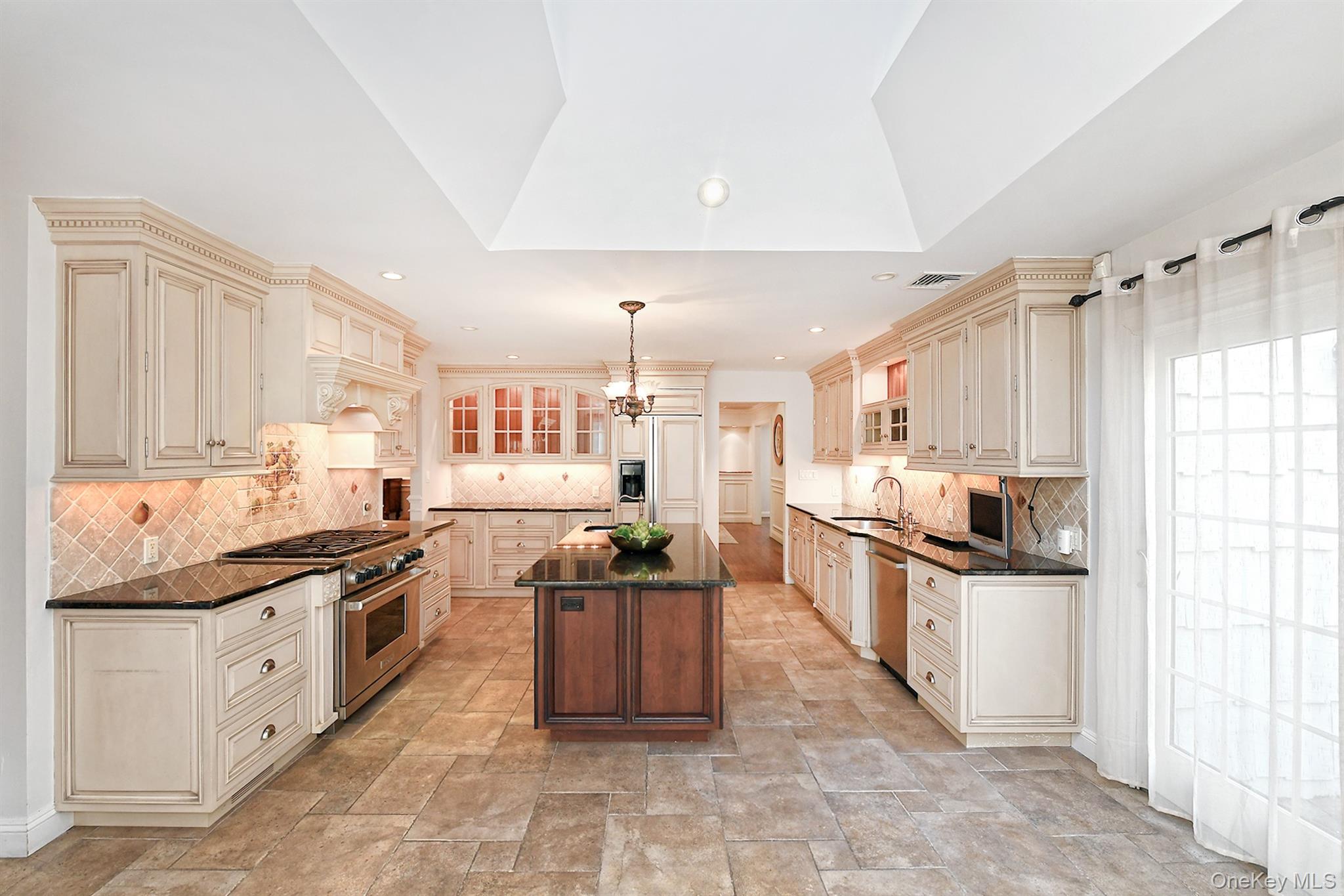 22 West Drive, Manhasset, NY 11030