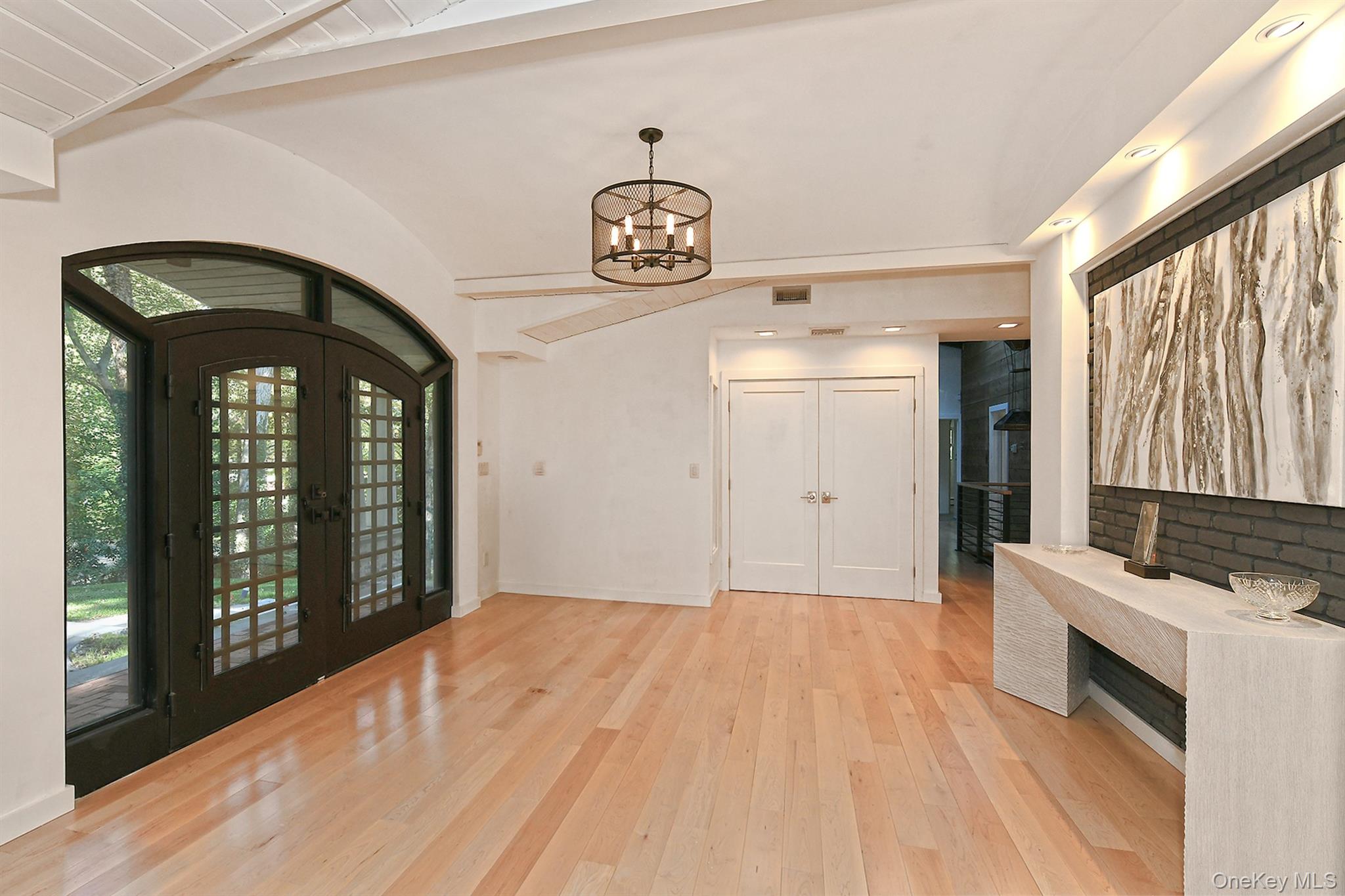 18 W Mall Drive, Huntington, NY 11743