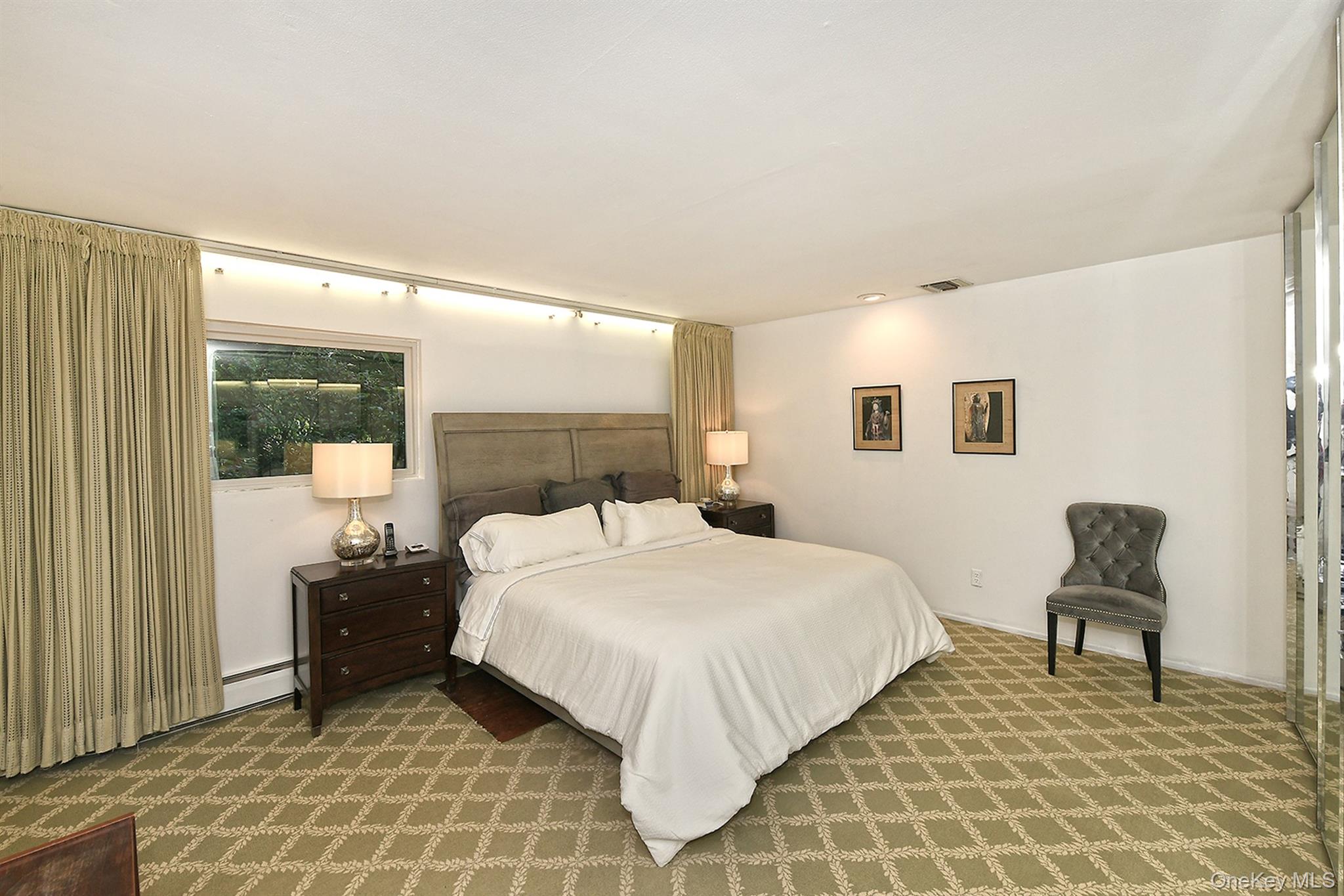 18 W Mall Drive, Huntington, NY 11743