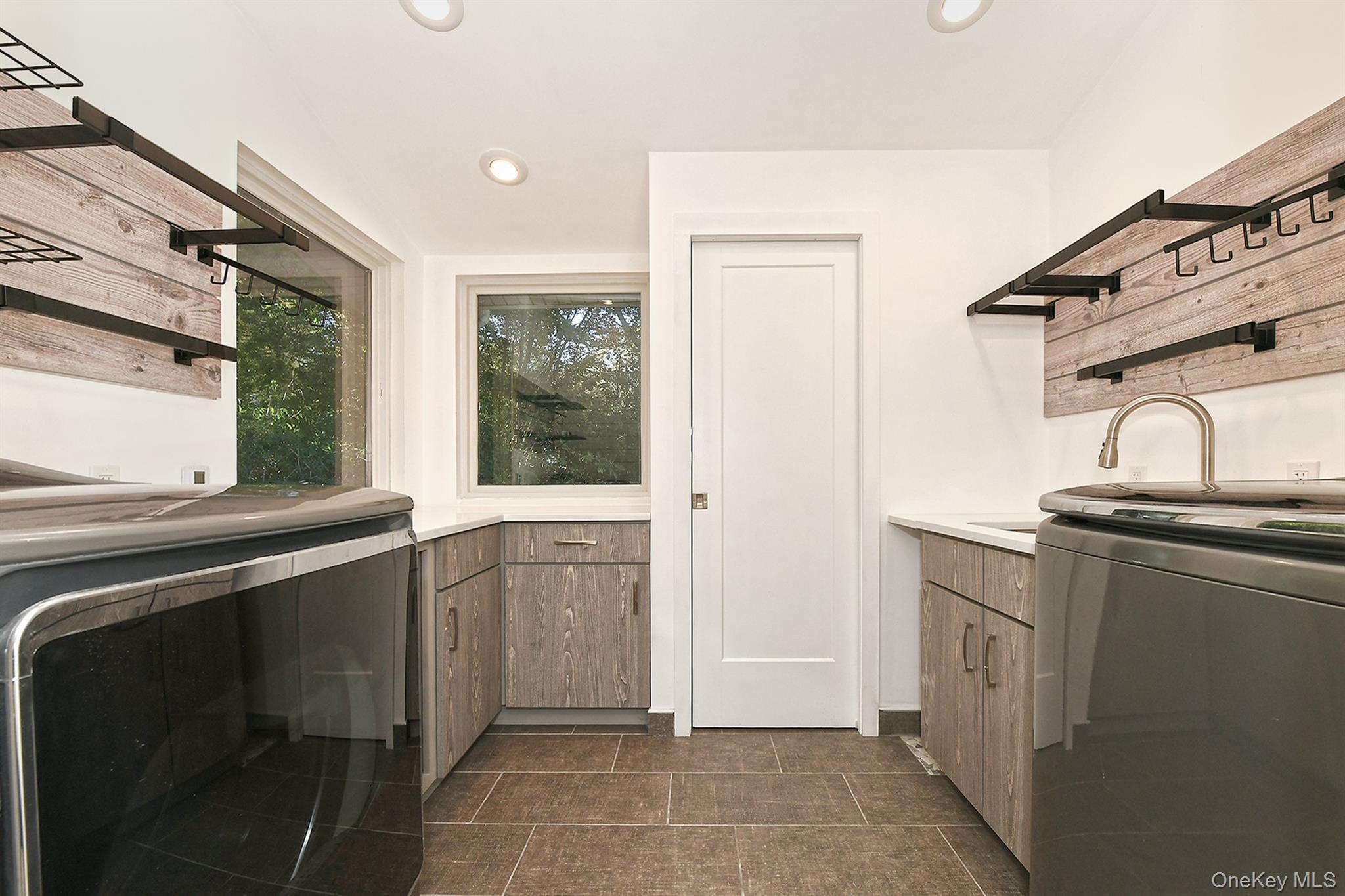 18 W Mall Drive, Huntington, NY 11743