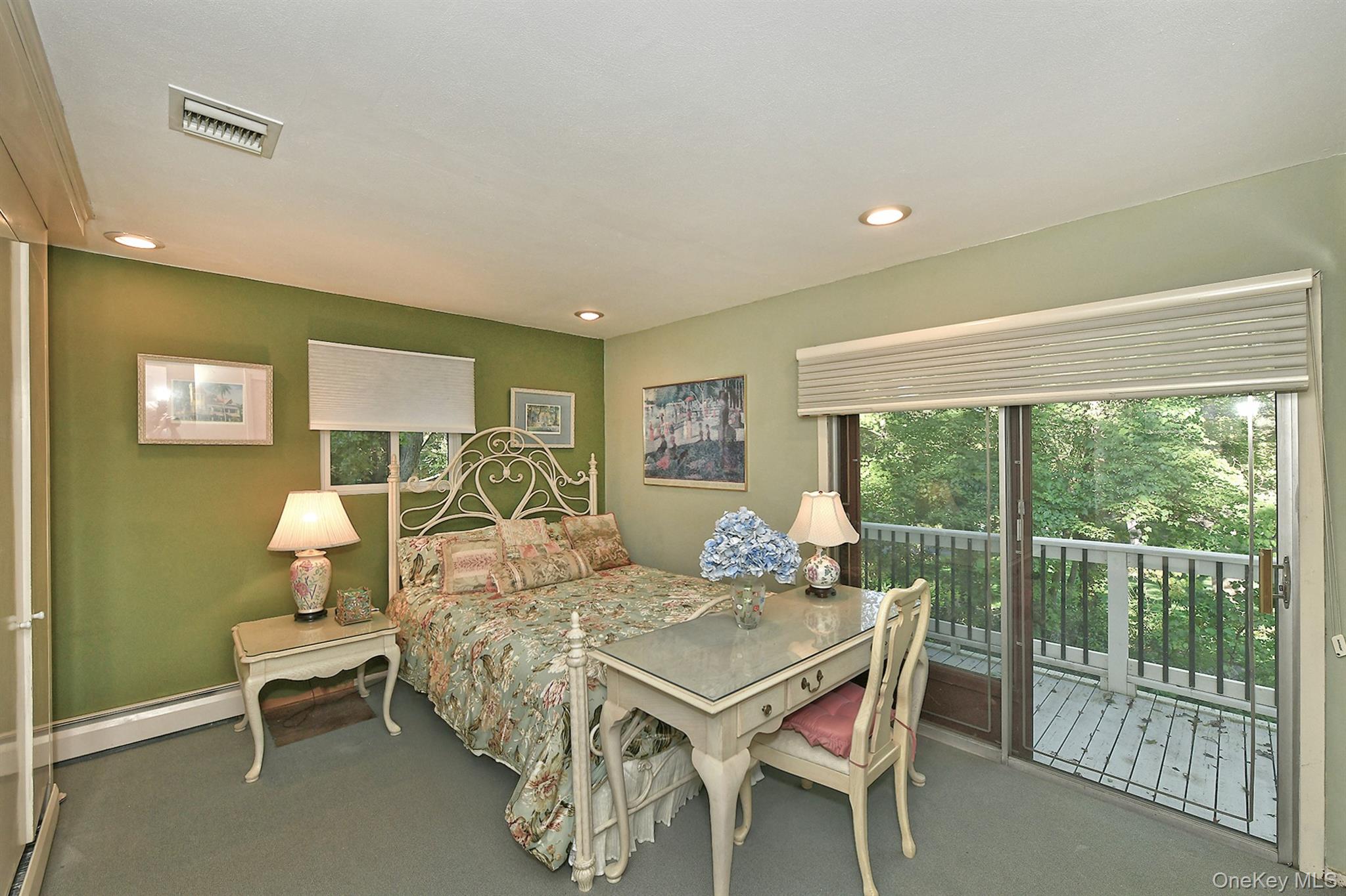 18 W Mall Drive, Huntington, NY 11743