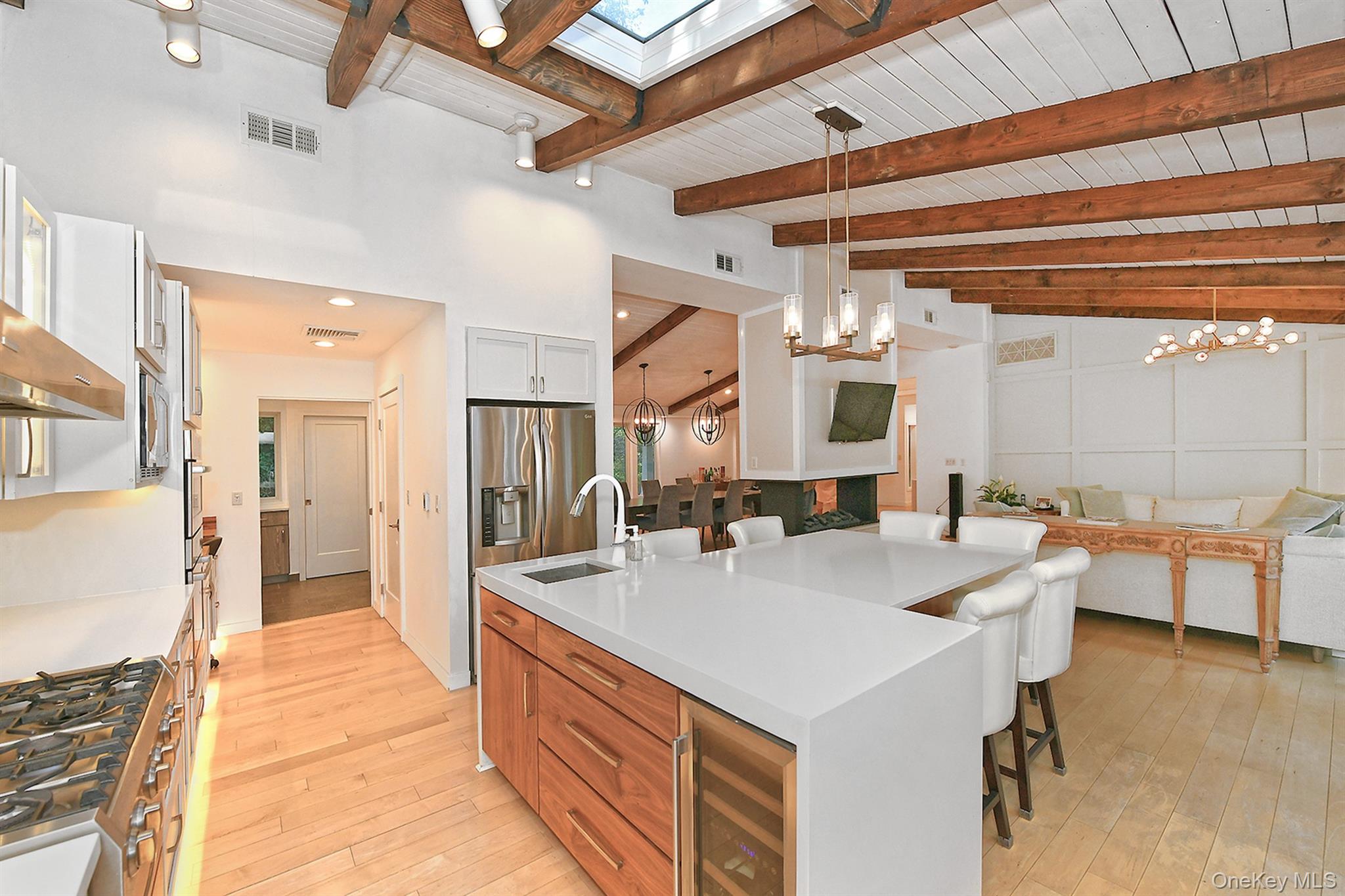 18 W Mall Drive, Huntington, NY 11743