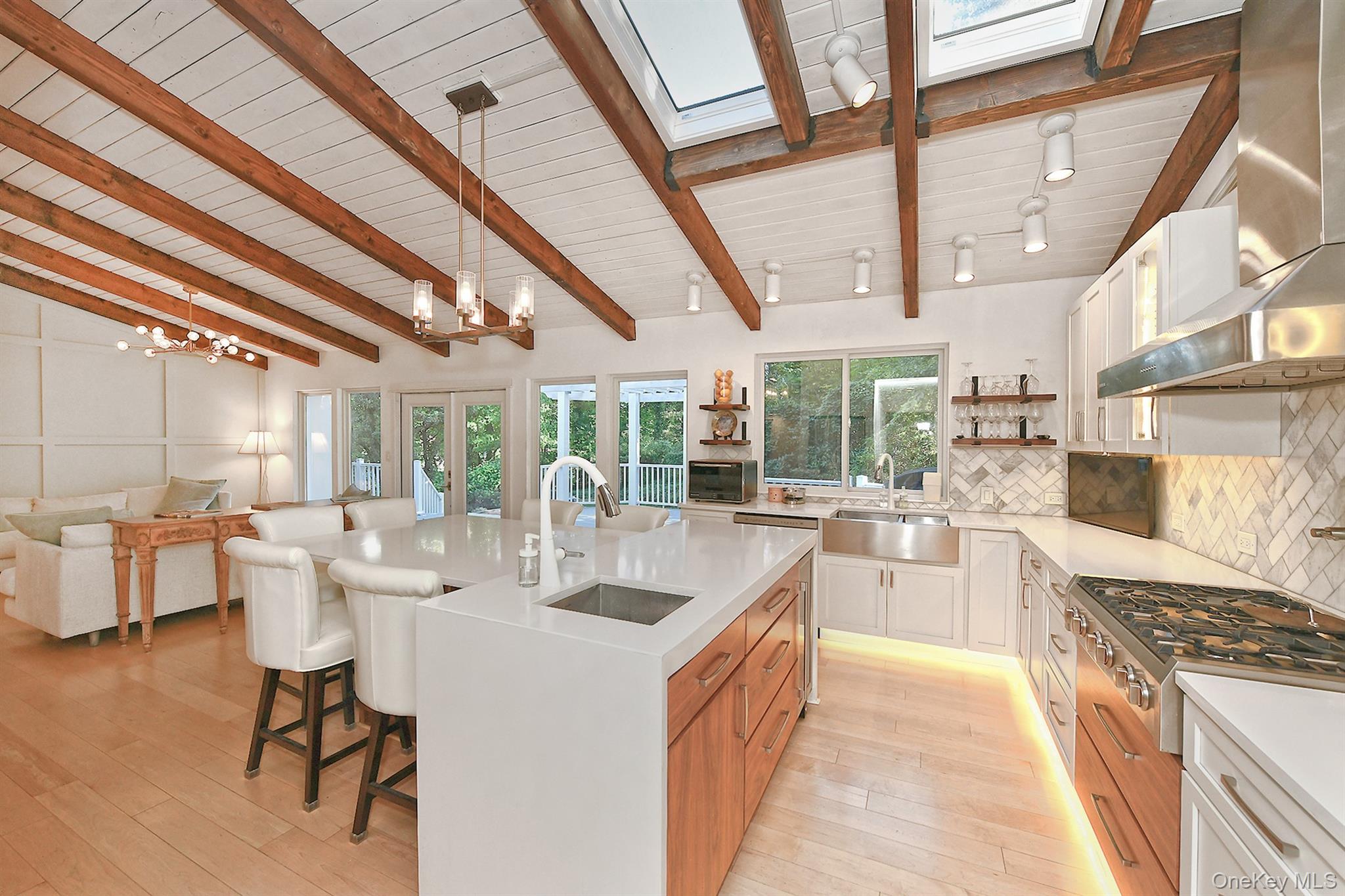 18 W Mall Drive, Huntington, NY 11743