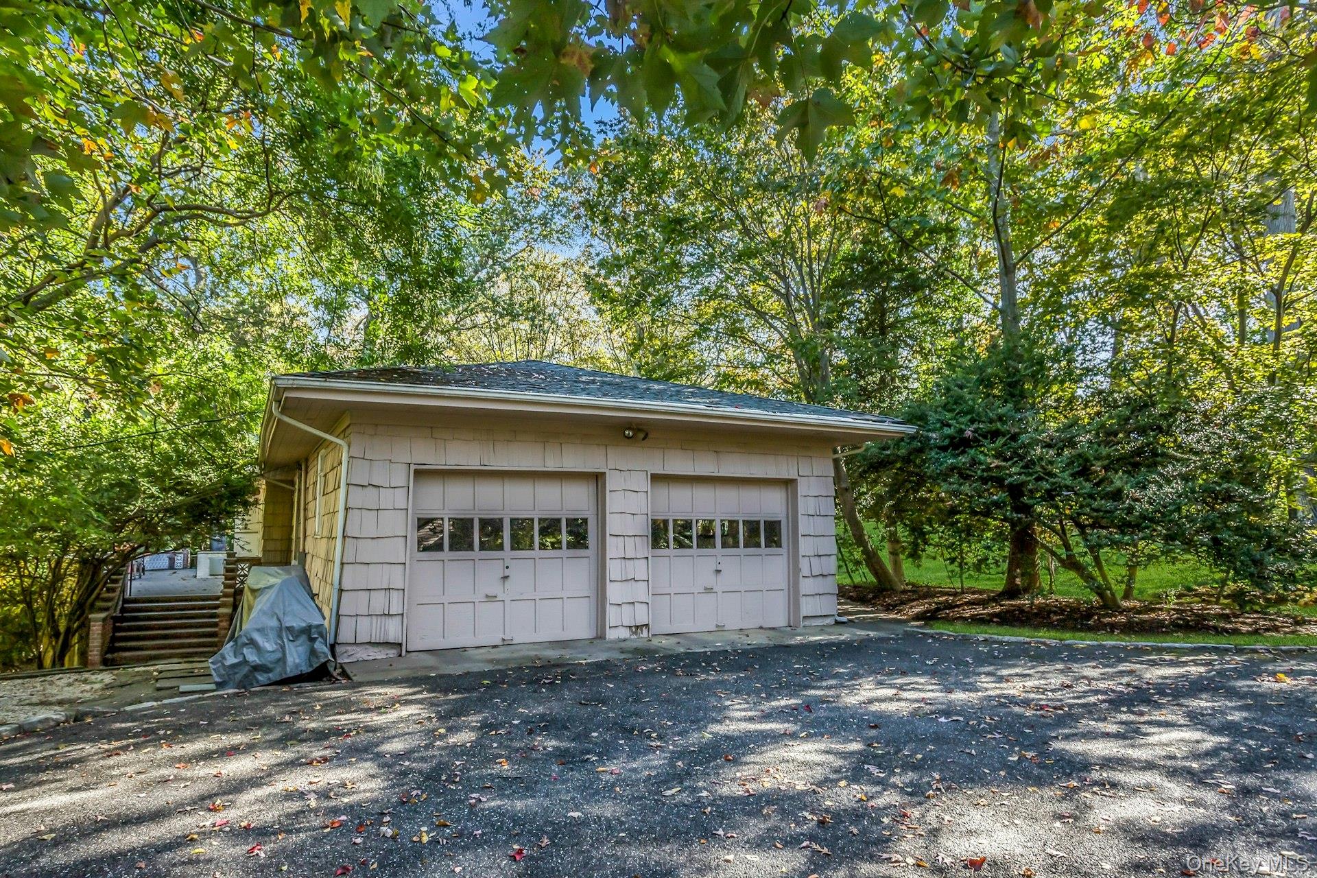 31 Knolls Lane, Manhasset, NY 11030