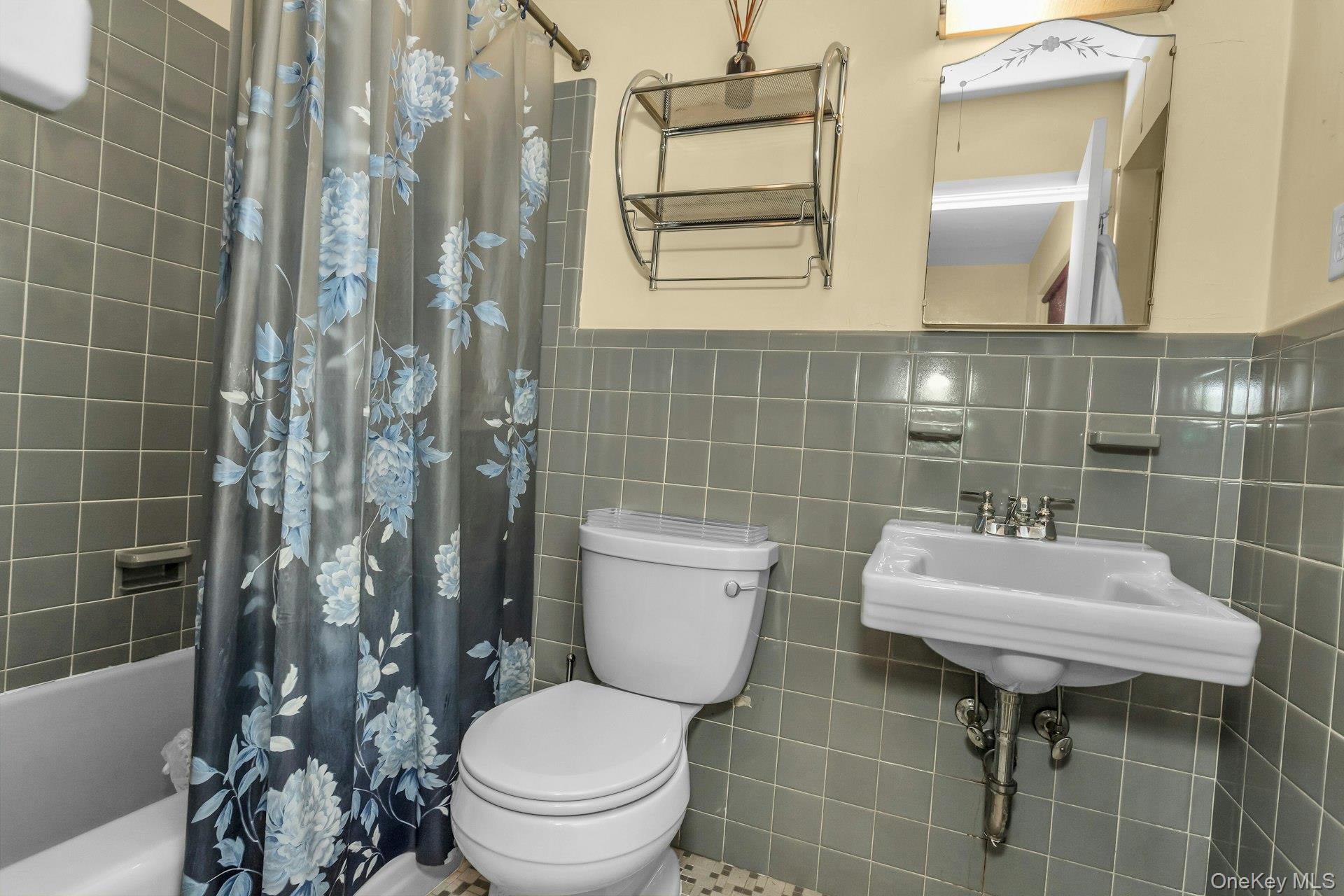 31 Knolls Lane, Manhasset, NY 11030