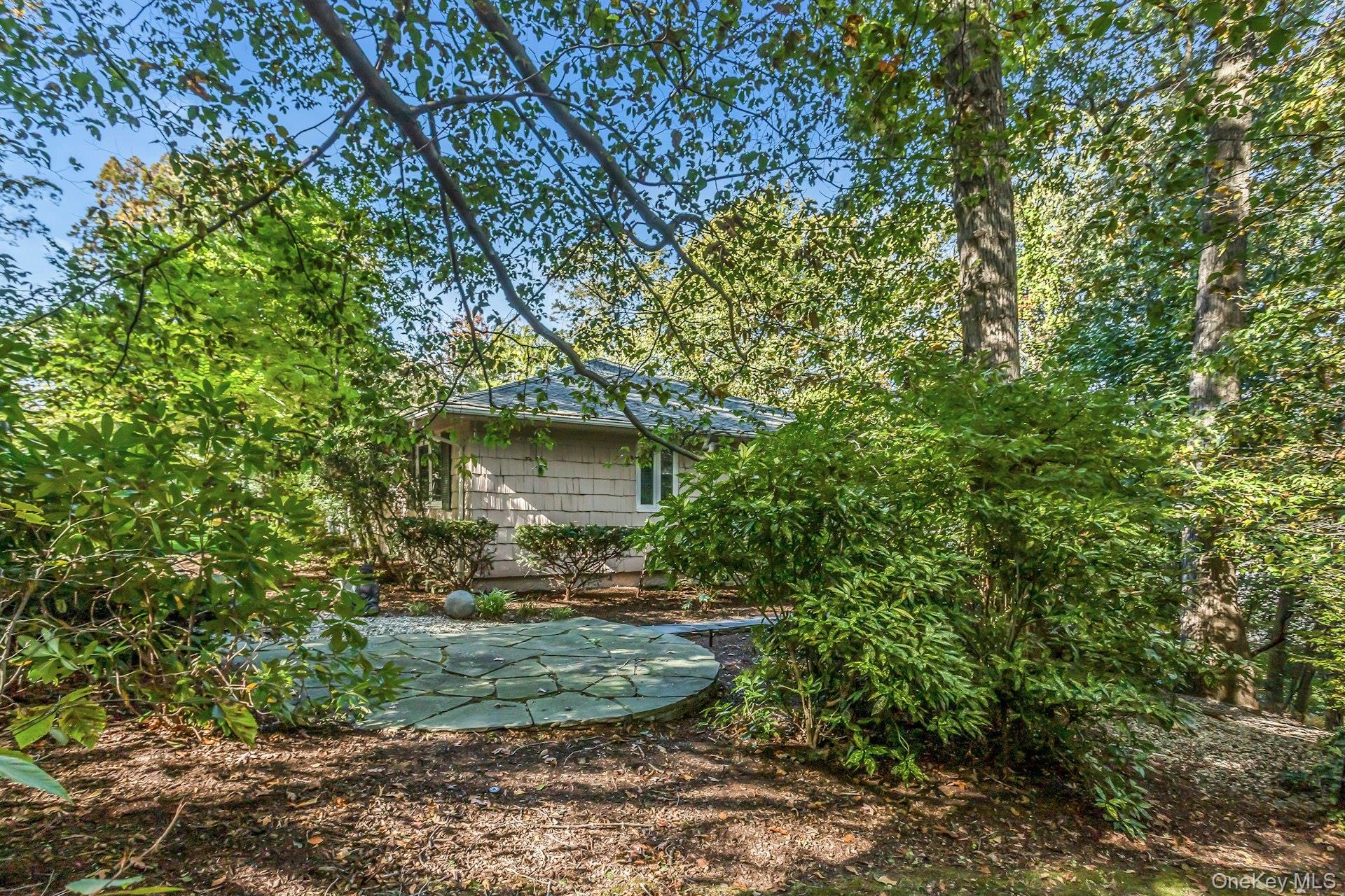 31 Knolls Lane, Manhasset, NY 11030