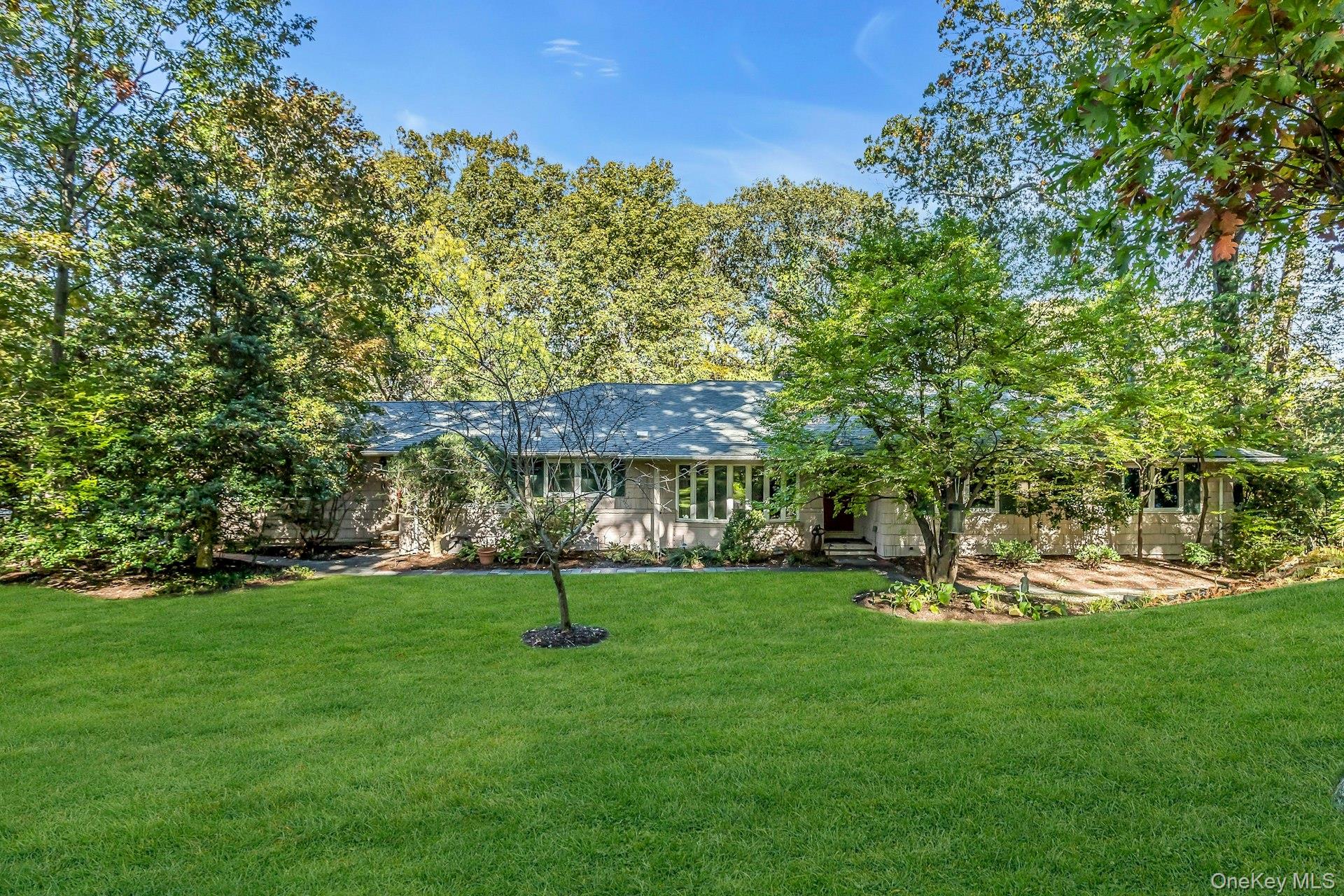 31 Knolls Lane, Manhasset, NY 11030