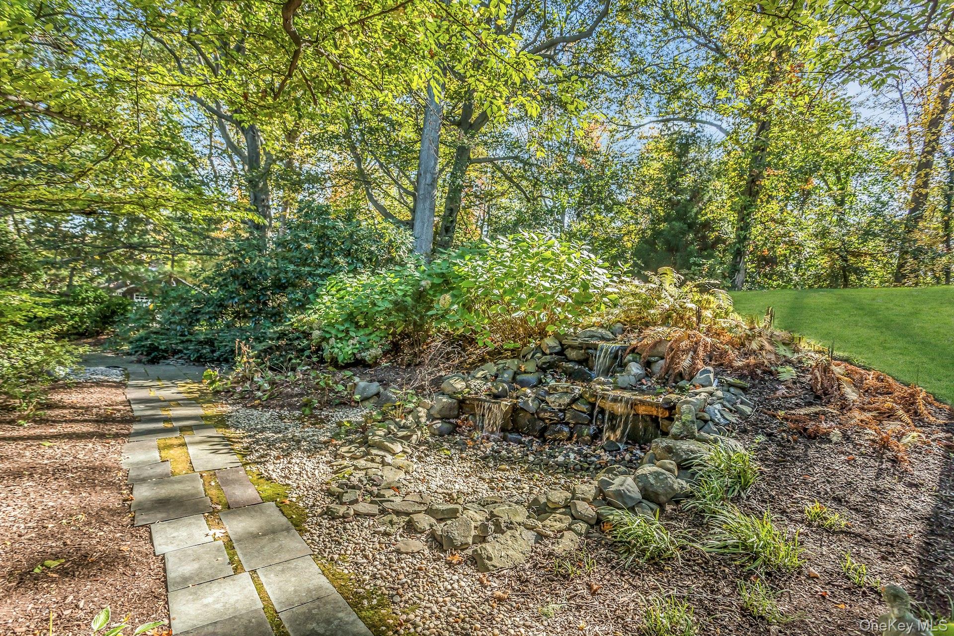 31 Knolls Lane, Manhasset, NY 11030