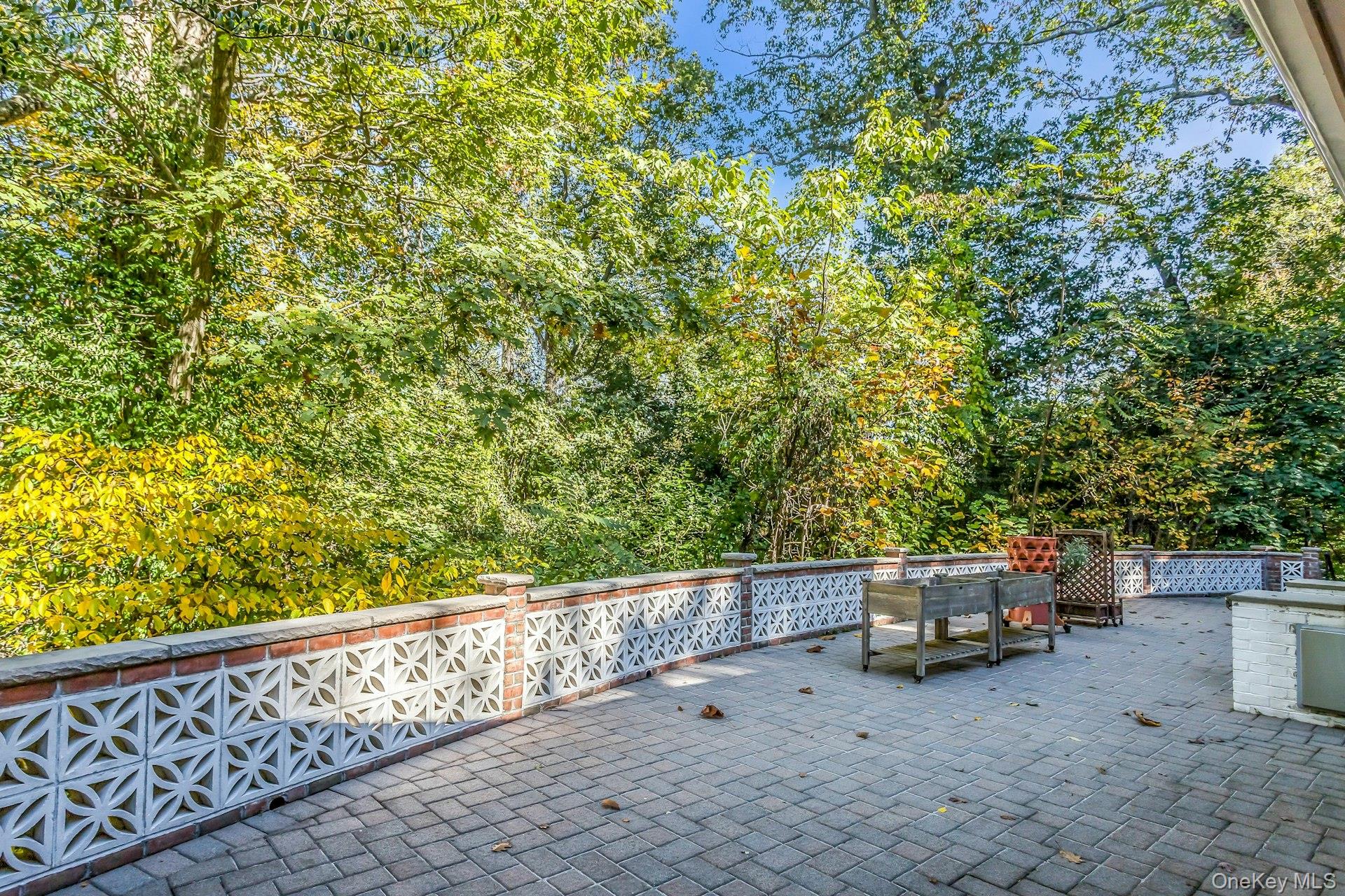 31 Knolls Lane, Manhasset, NY 11030