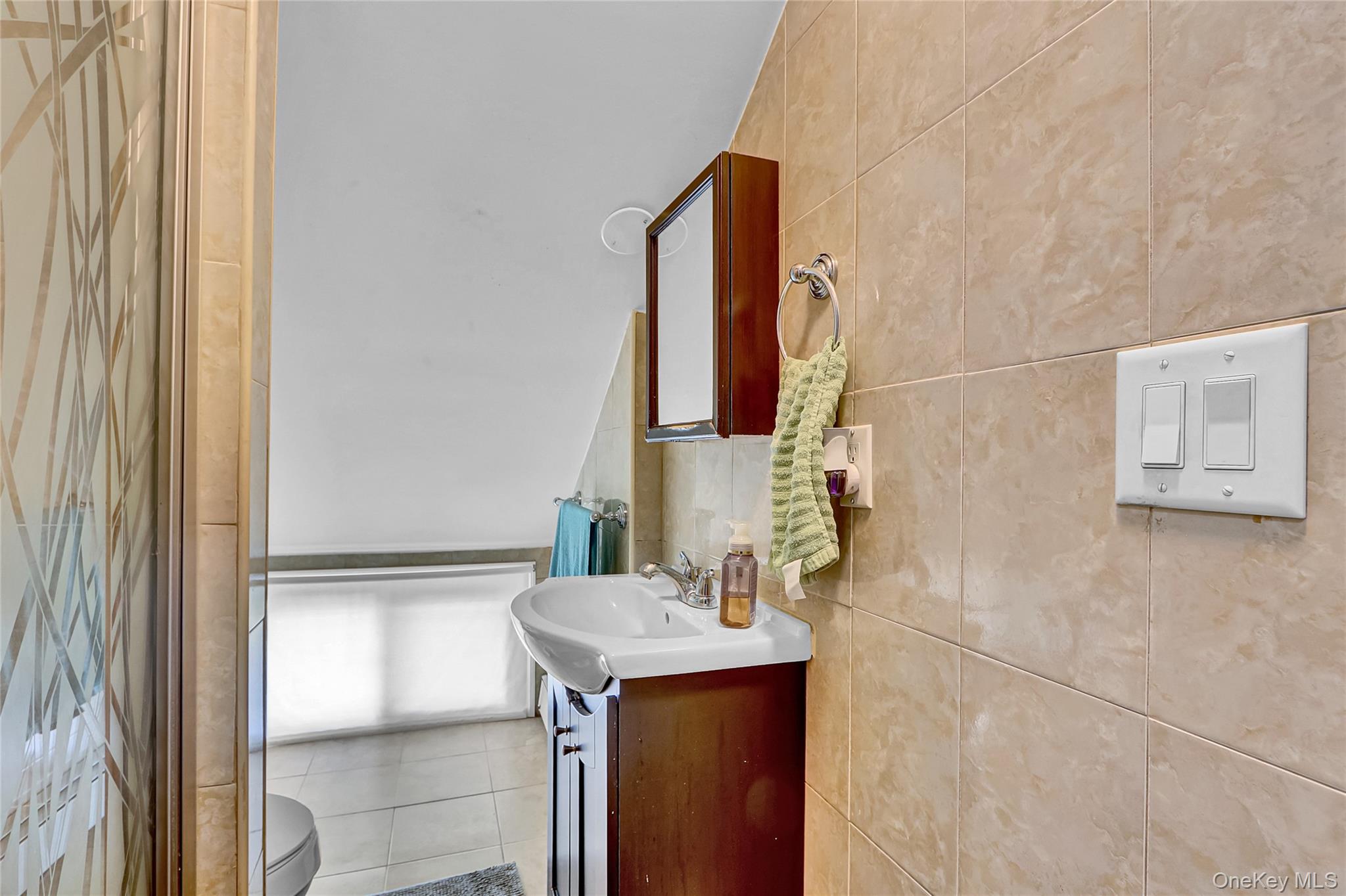 29 Walnut Lane, Hicksville, NY 11801