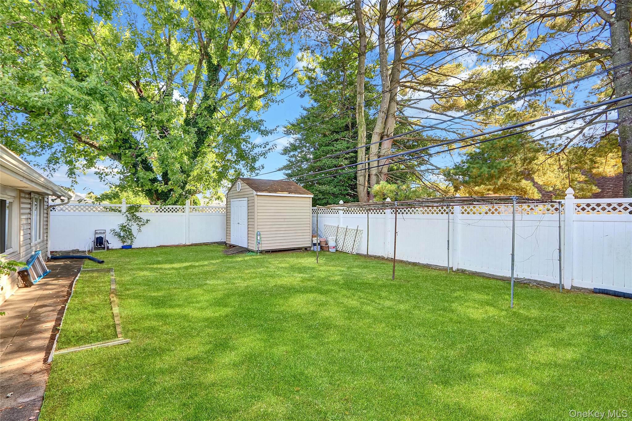 29 Walnut Lane, Hicksville, NY 11801