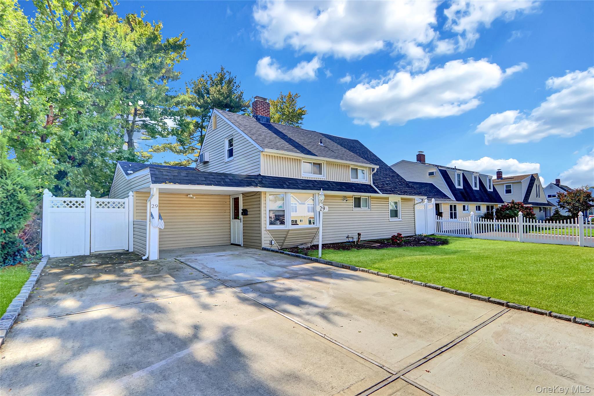 29 Walnut Lane, Hicksville, NY 11801